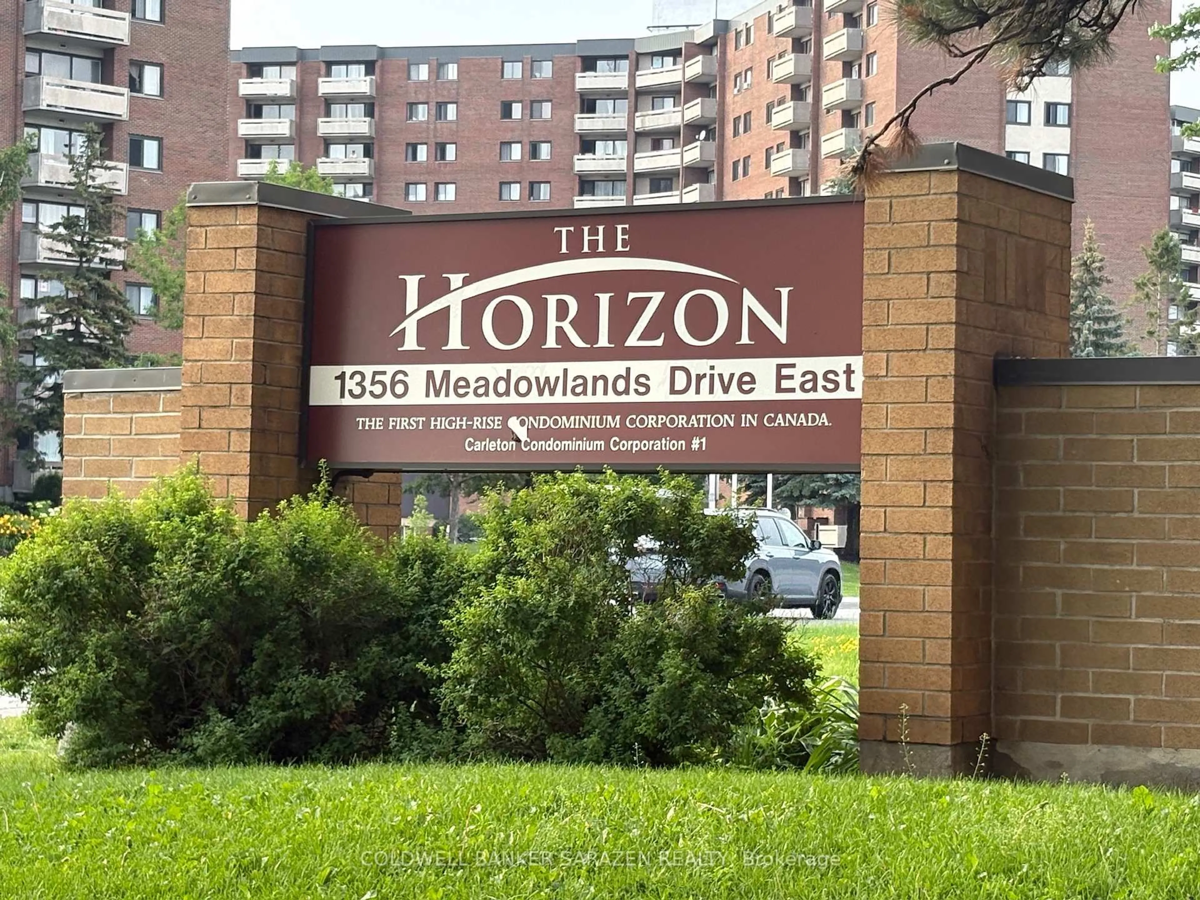 Indoor foyer for 1356 MEADOWLANDS Dr #811, Ottawa Ontario K2E 6K6
