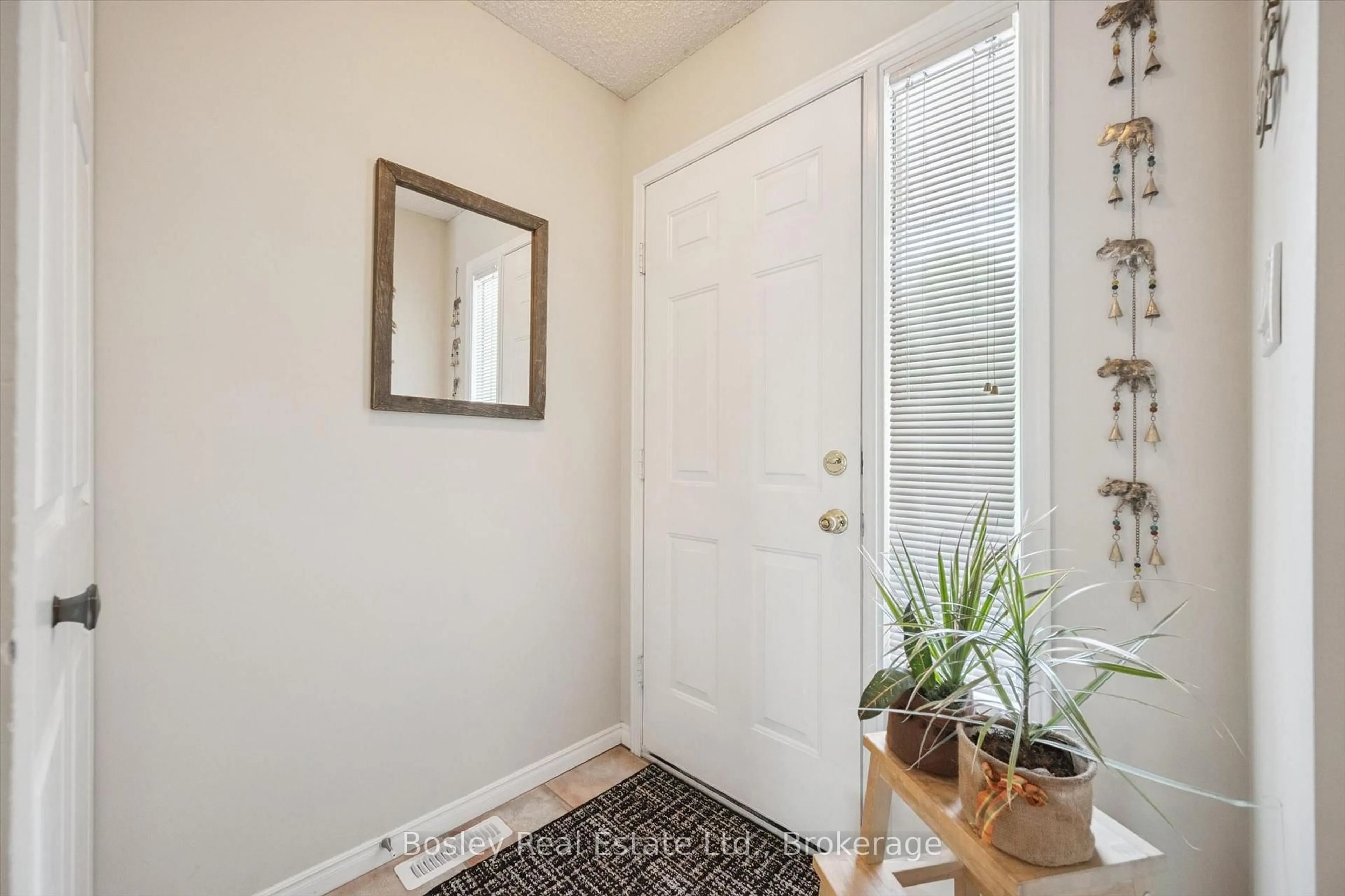 Indoor entryway for 459 Beechwood Pl #21, Waterloo Ontario N2T 2N8