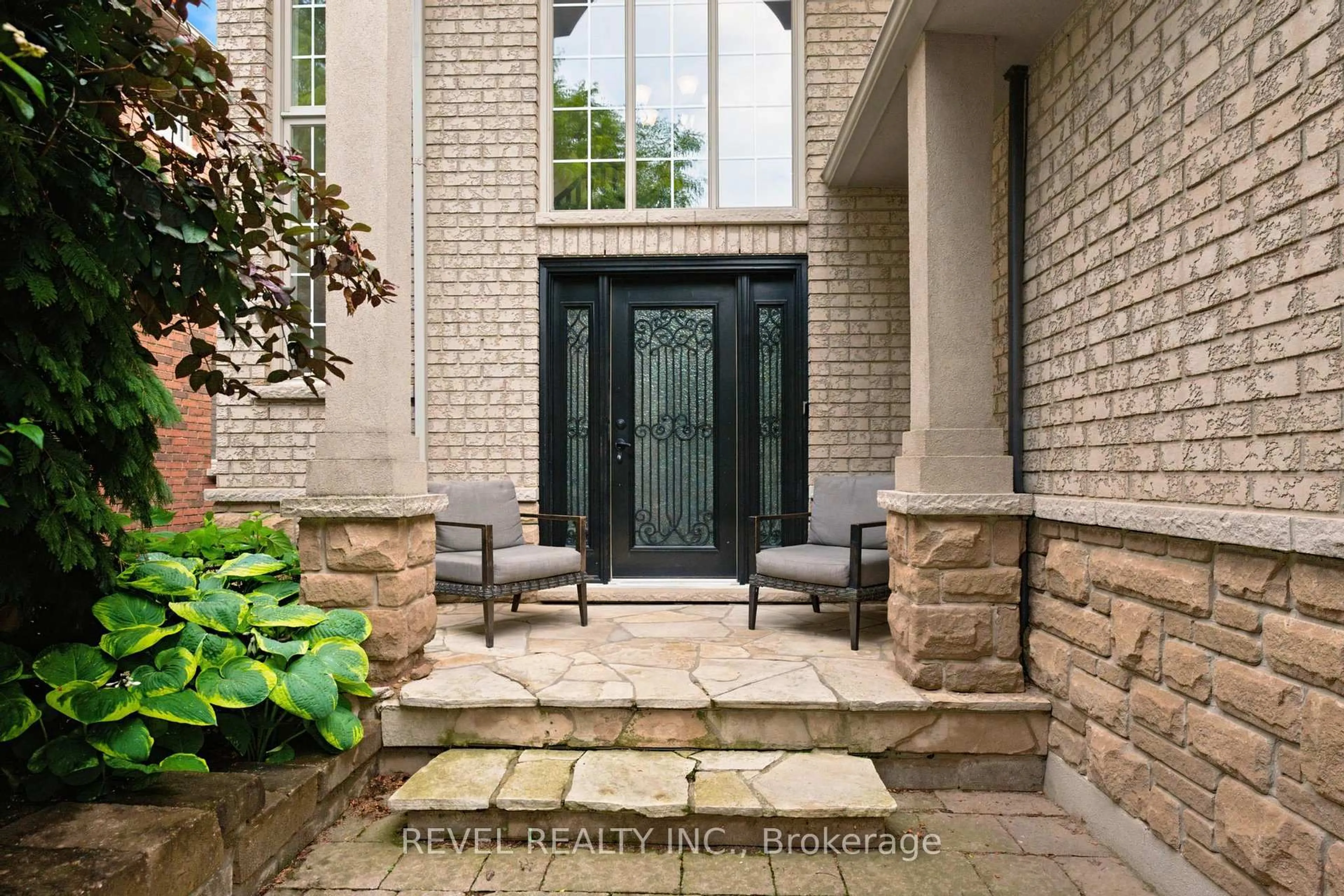 Indoor entryway for 207 Valridge Dr, Hamilton Ontario L9G 4Y4