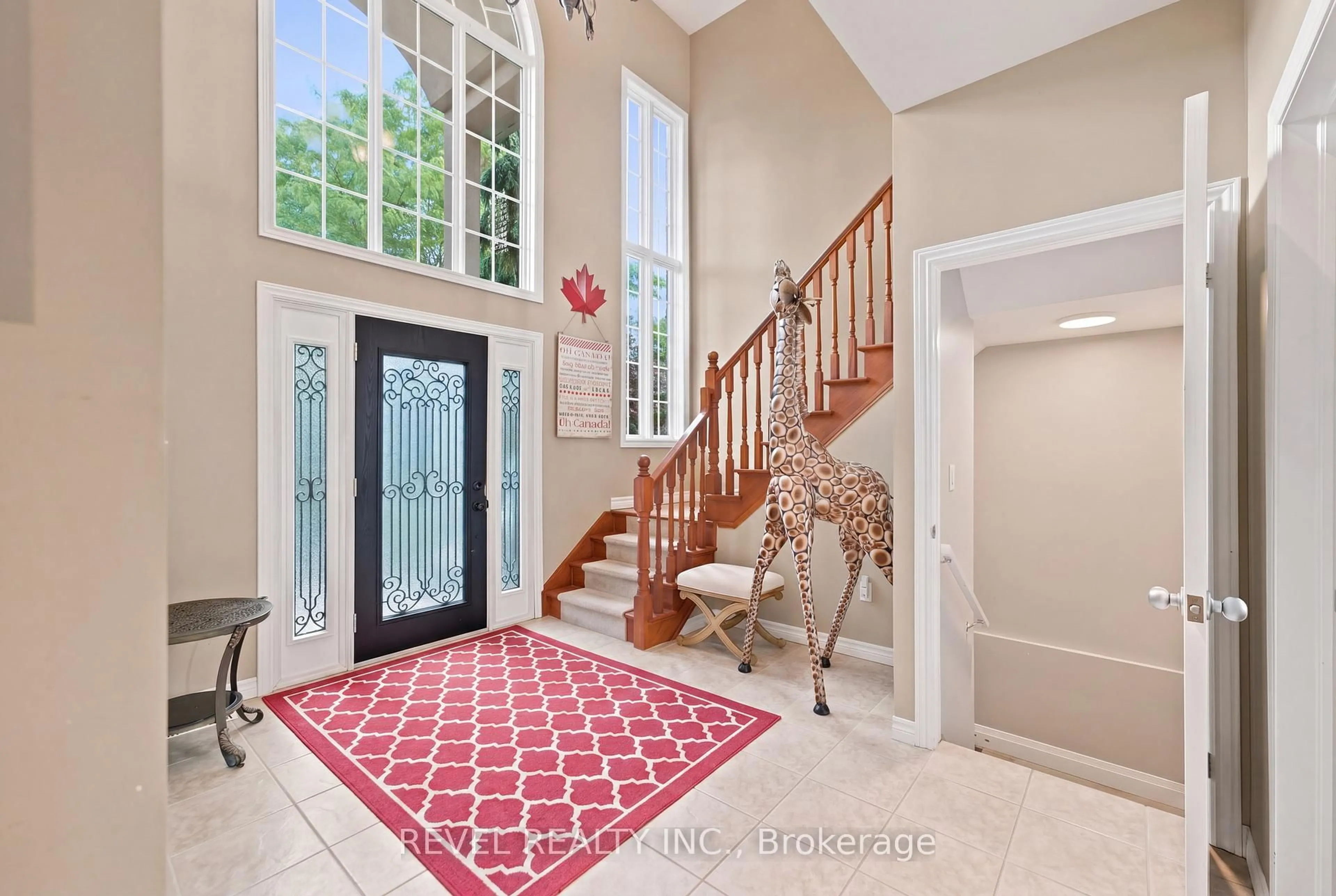 Indoor entryway for 207 Valridge Dr, Hamilton Ontario L9G 4Y4