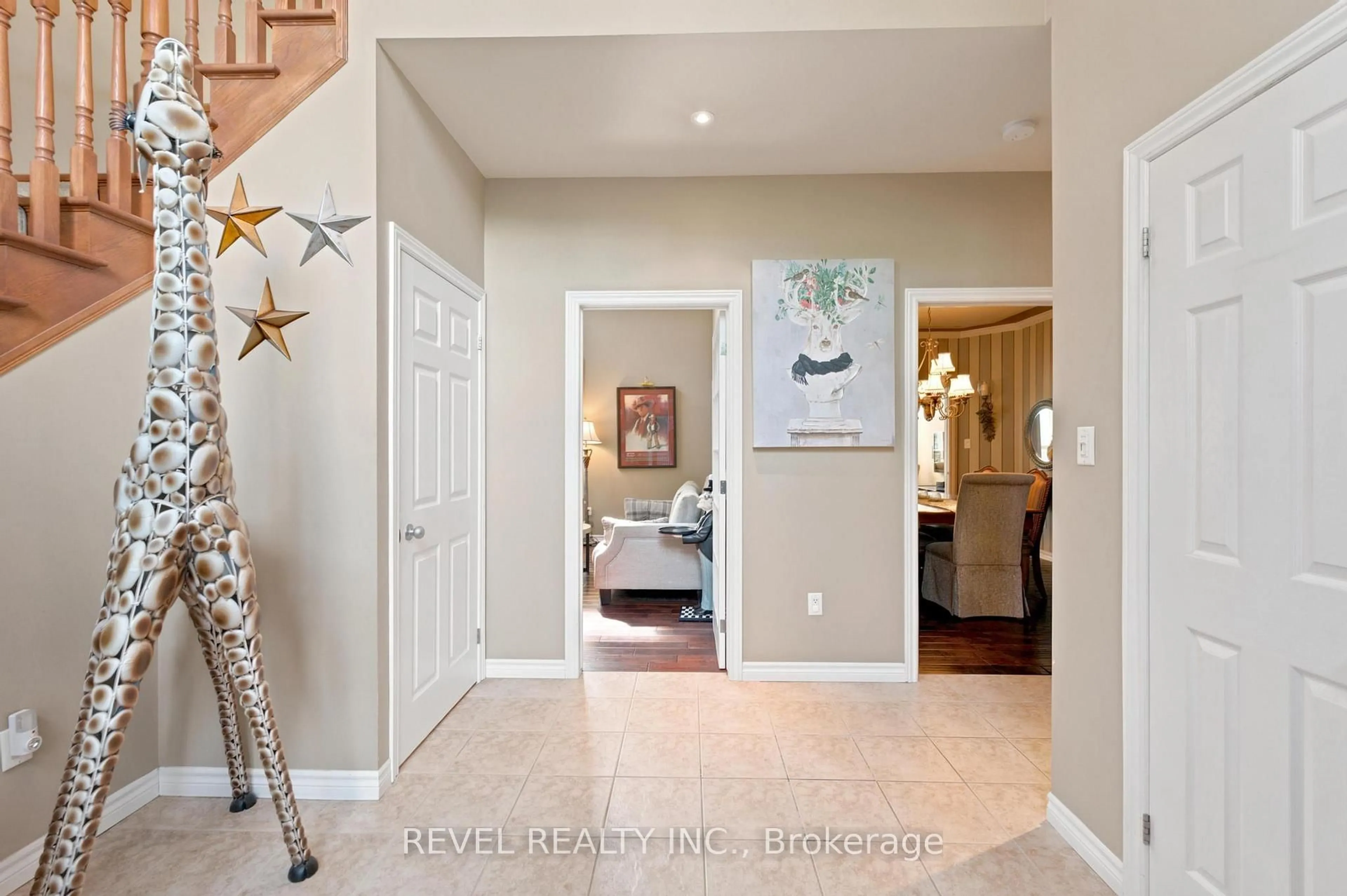 Indoor entryway for 207 Valridge Dr, Hamilton Ontario L9G 4Y4