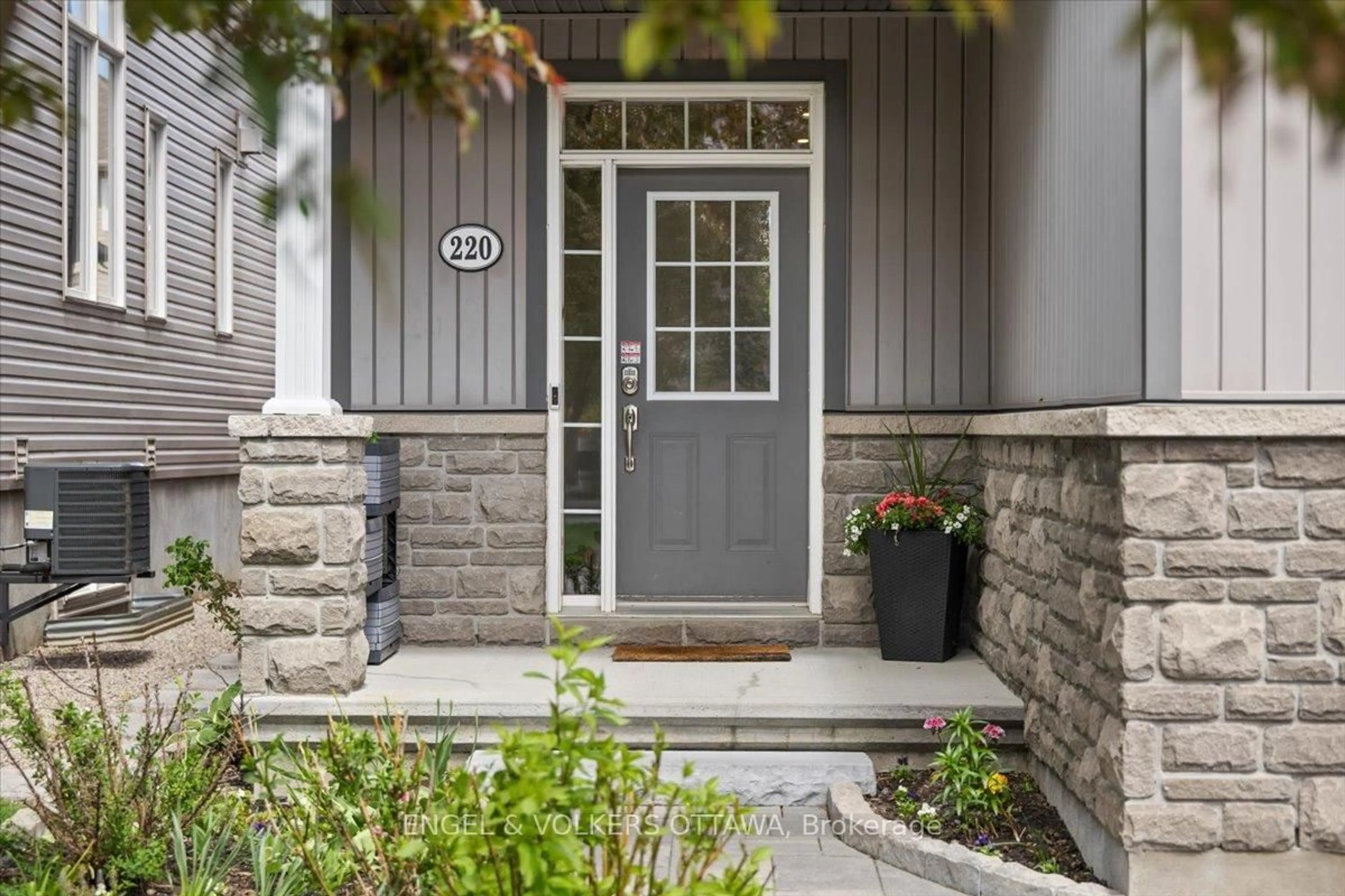 Unknown for 220 Harthill Way, Ottawa Ontario K2J 0P2