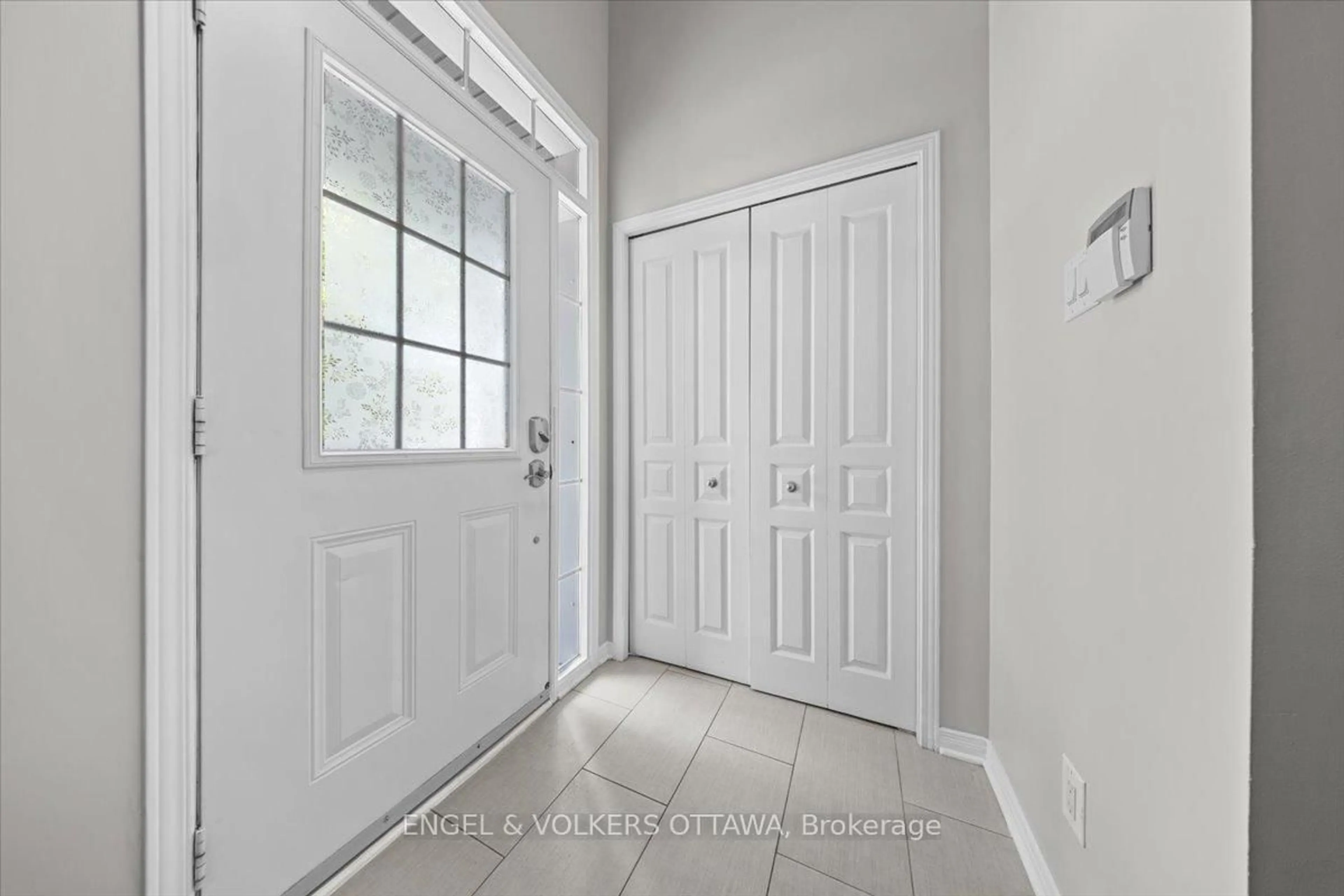 Indoor entryway for 220 Harthill Way, Ottawa Ontario K2J 0P2