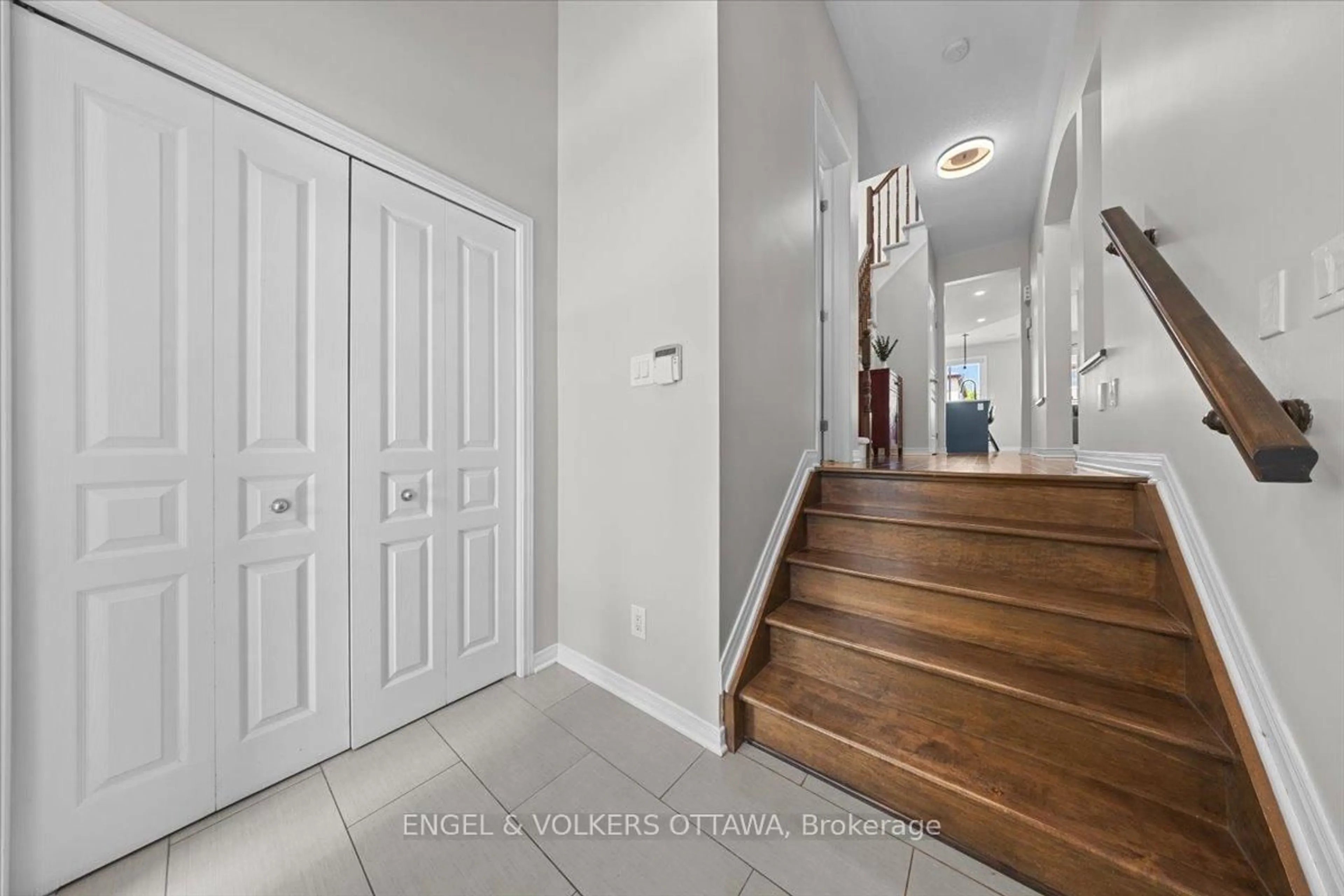 Indoor entryway for 220 Harthill Way, Ottawa Ontario K2J 0P2