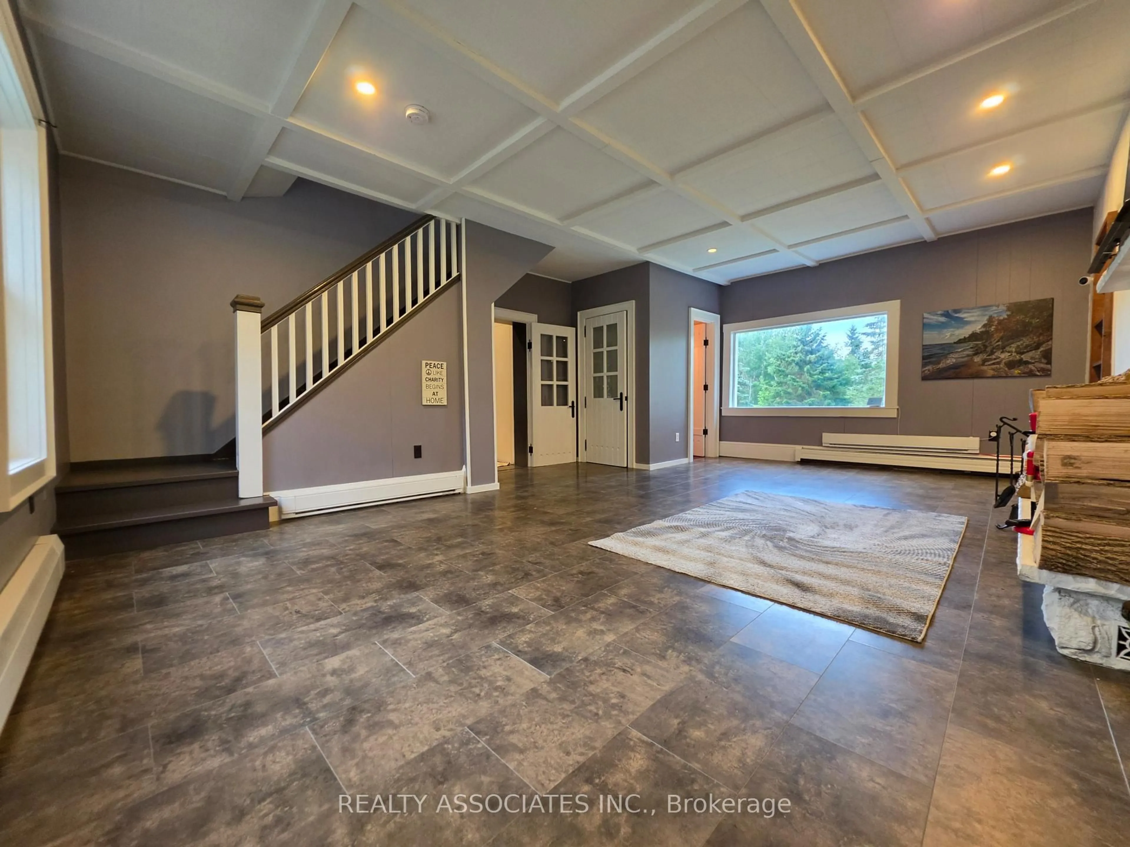 Indoor foyer for 486289 30th Sdrd, Mono Ontario L9V 1G7