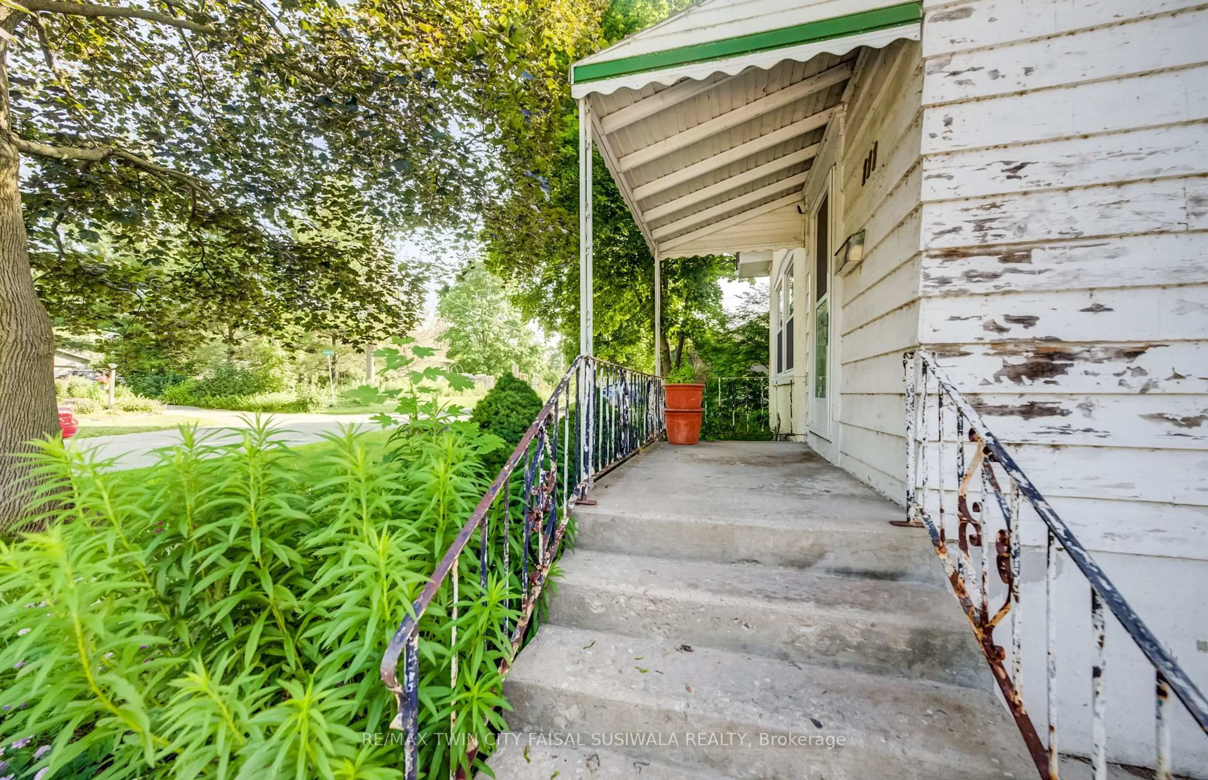 Patio, street for 111 Pinewood Ave, Cambridge Ontario N3H 2M3