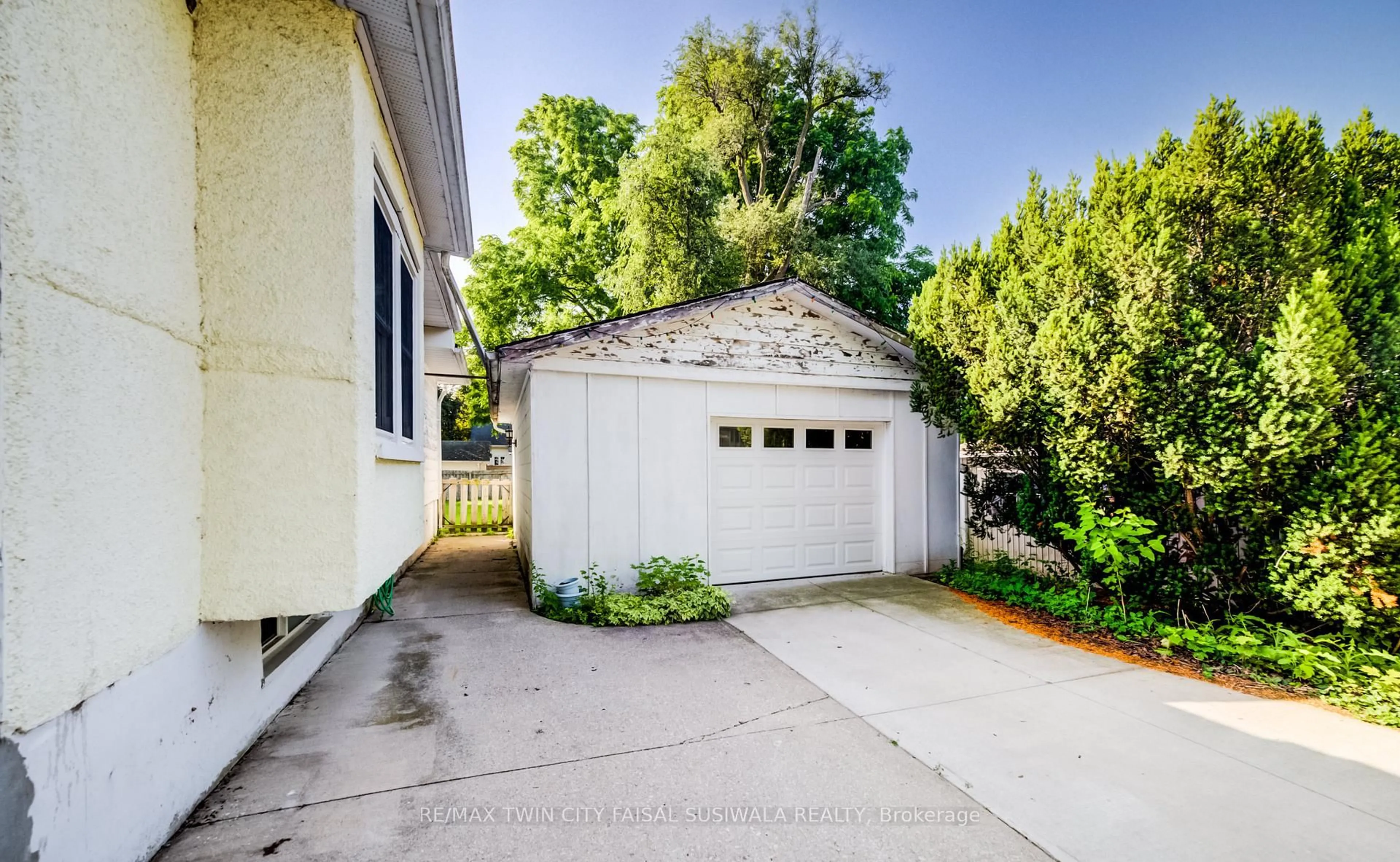 Unknown for 111 Pinewood Ave, Cambridge Ontario N3H 2M3