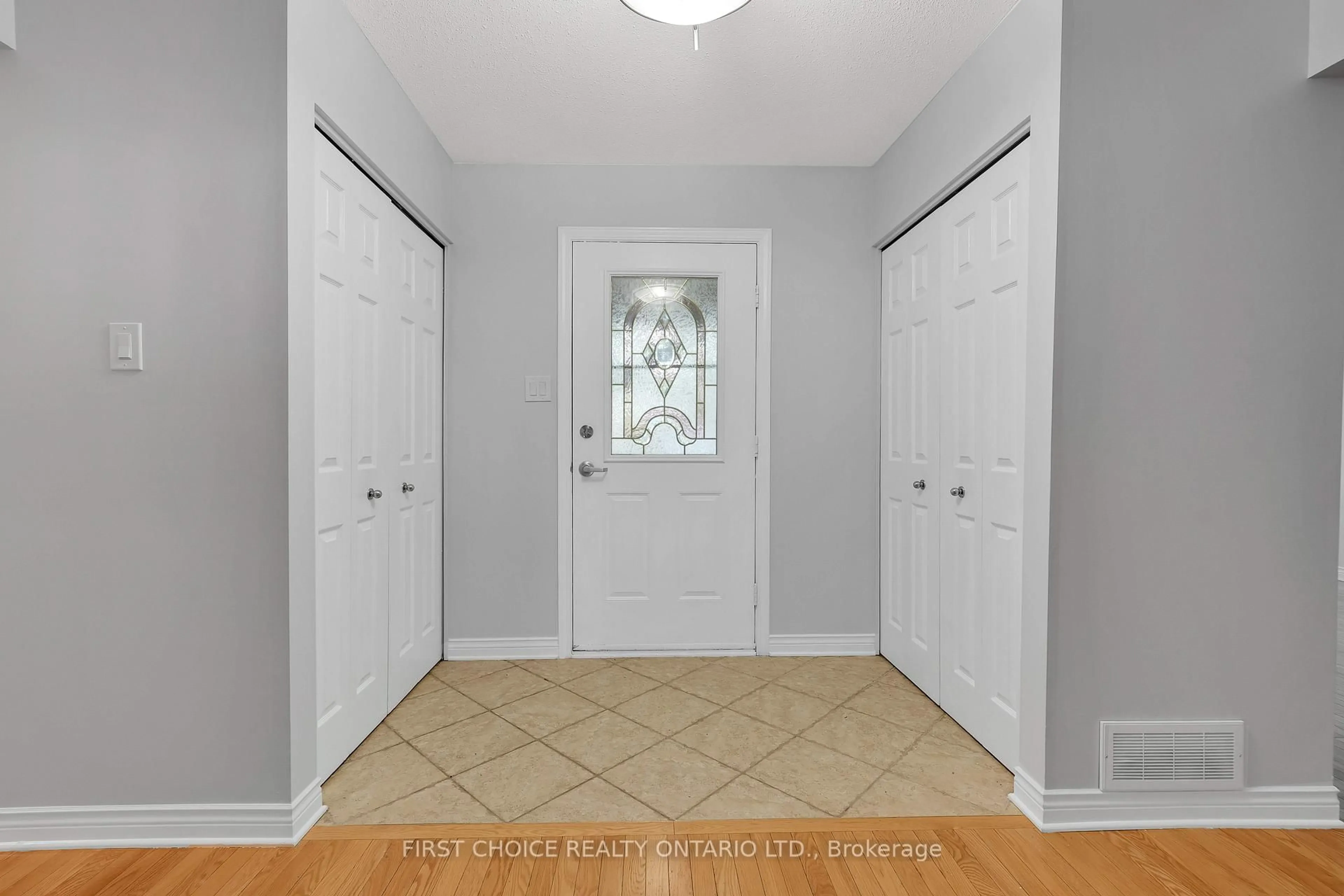 Indoor entryway for 100 Waxwing Dr, Ottawa Ontario K1V 9H2
