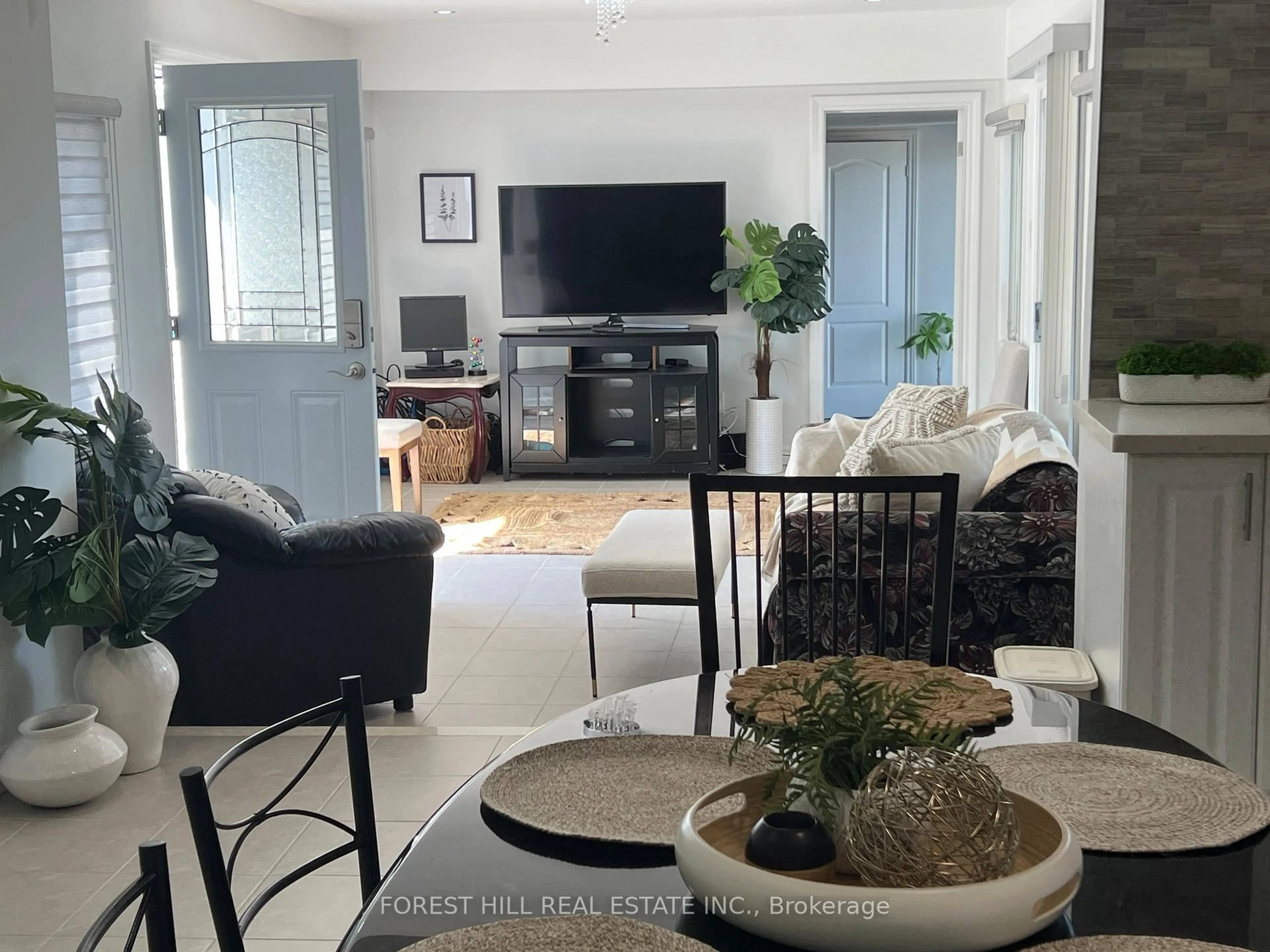 Living room with furniture, unknown for 1161 Connaught Dr, Selwyn Ontario K0L 1T0