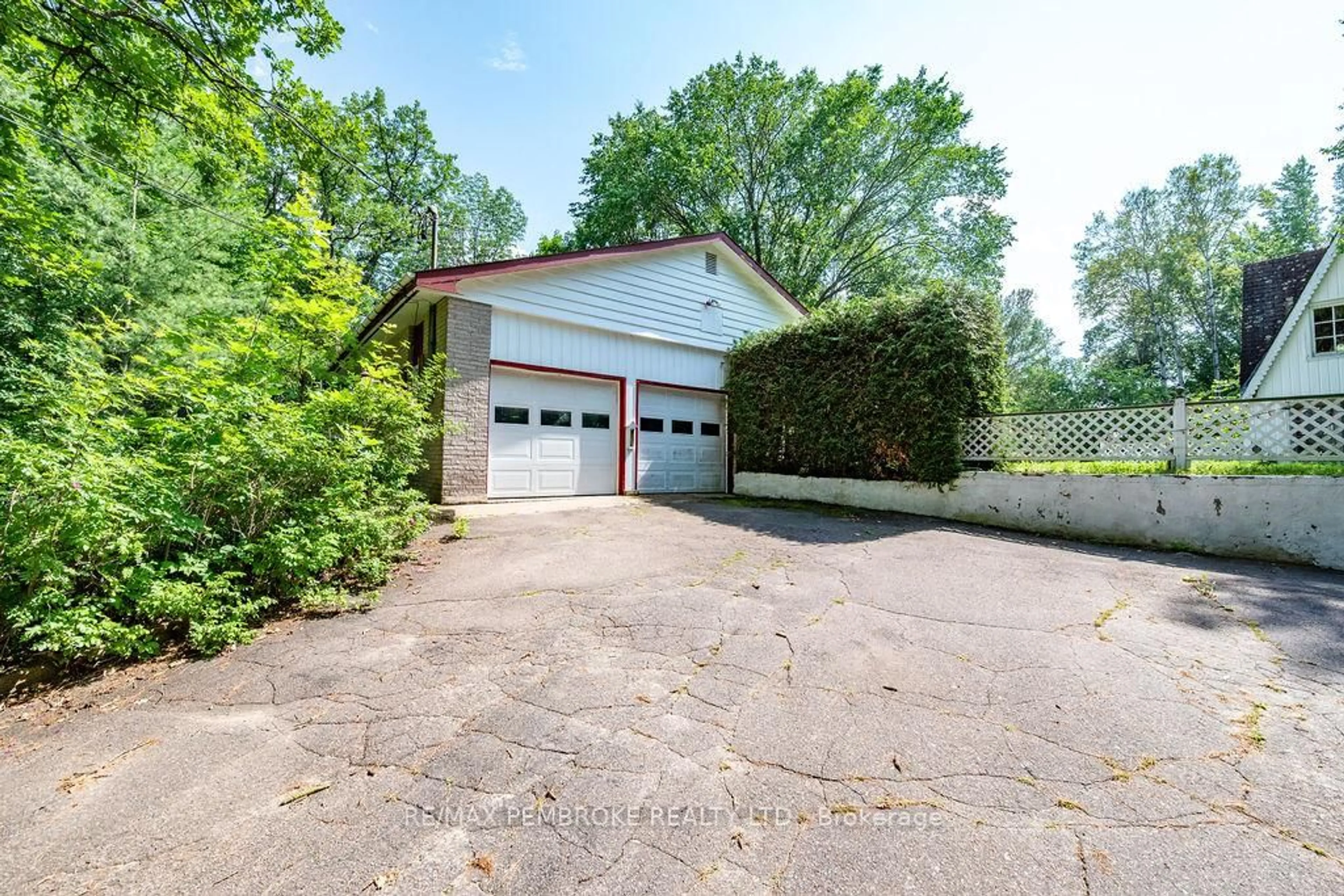 Indoor garage for 775 Pinegrove Cres, Petawawa Ontario K8A 7E3
