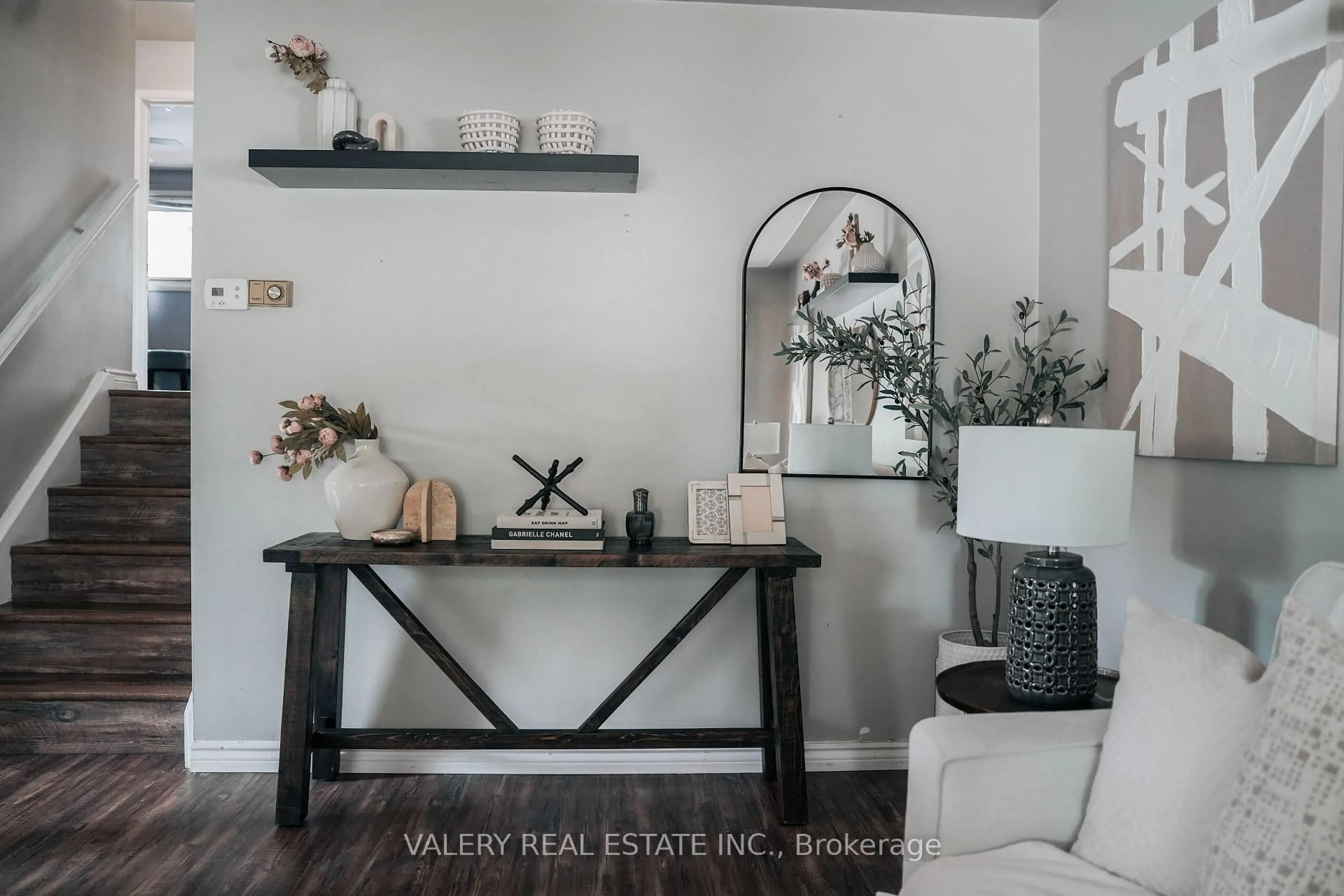 Indoor entryway for 270 Cyrus St, Cambridge Ontario N3H 1H3