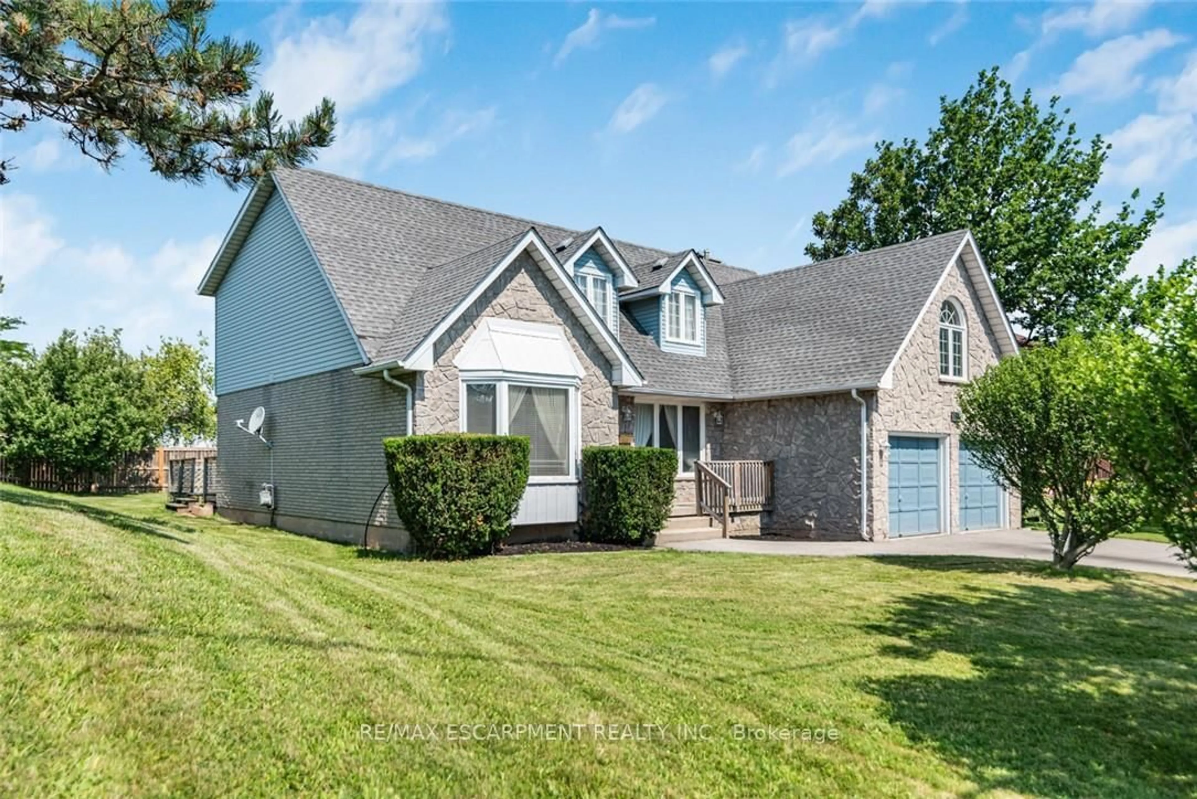 Home with vinyl exterior material, unknown for 381 Kerman Ave, Grimsby Ontario L3M 5C4