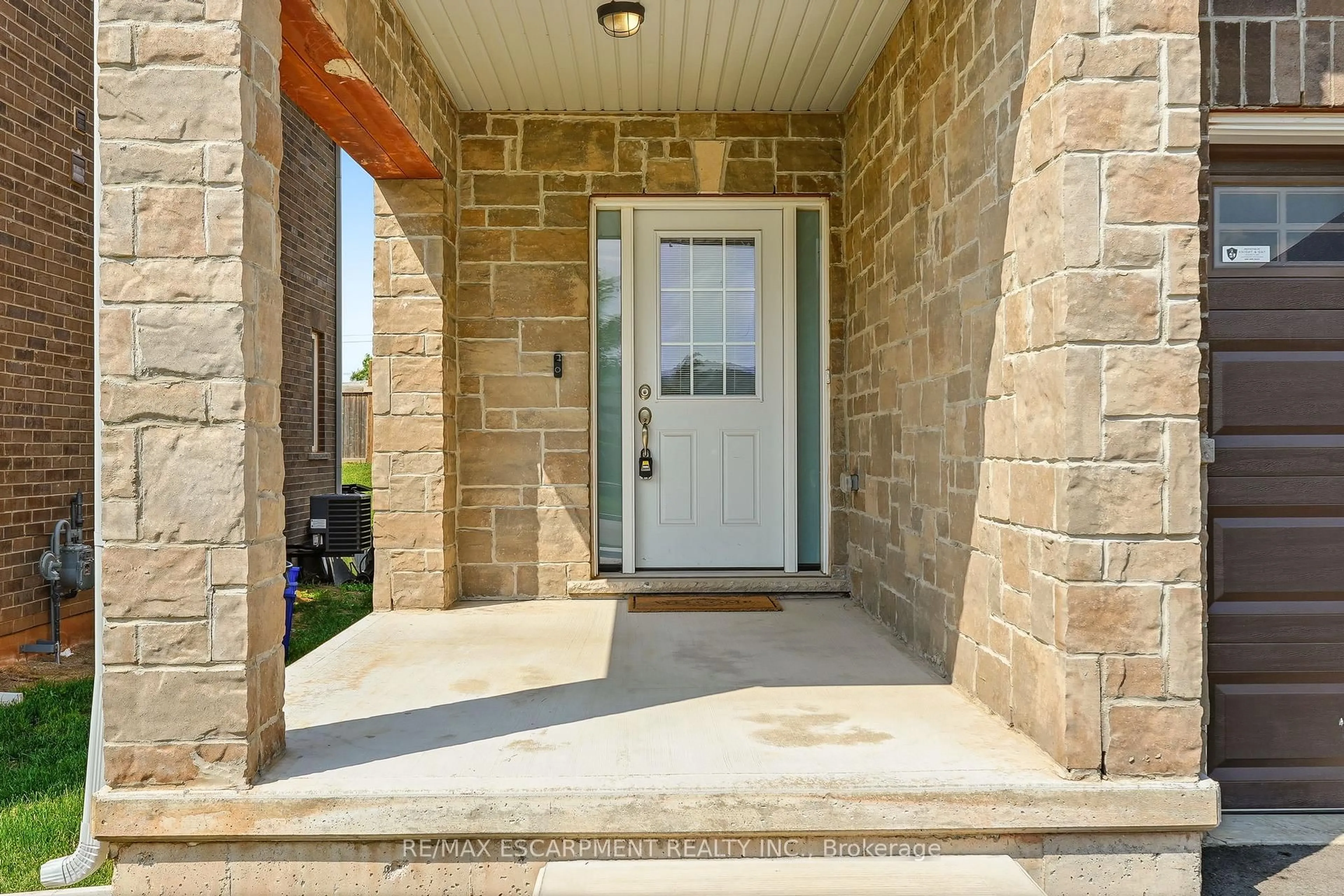 Indoor entryway for 67 PINOT Cres, Hamilton Ontario L8E 0J9