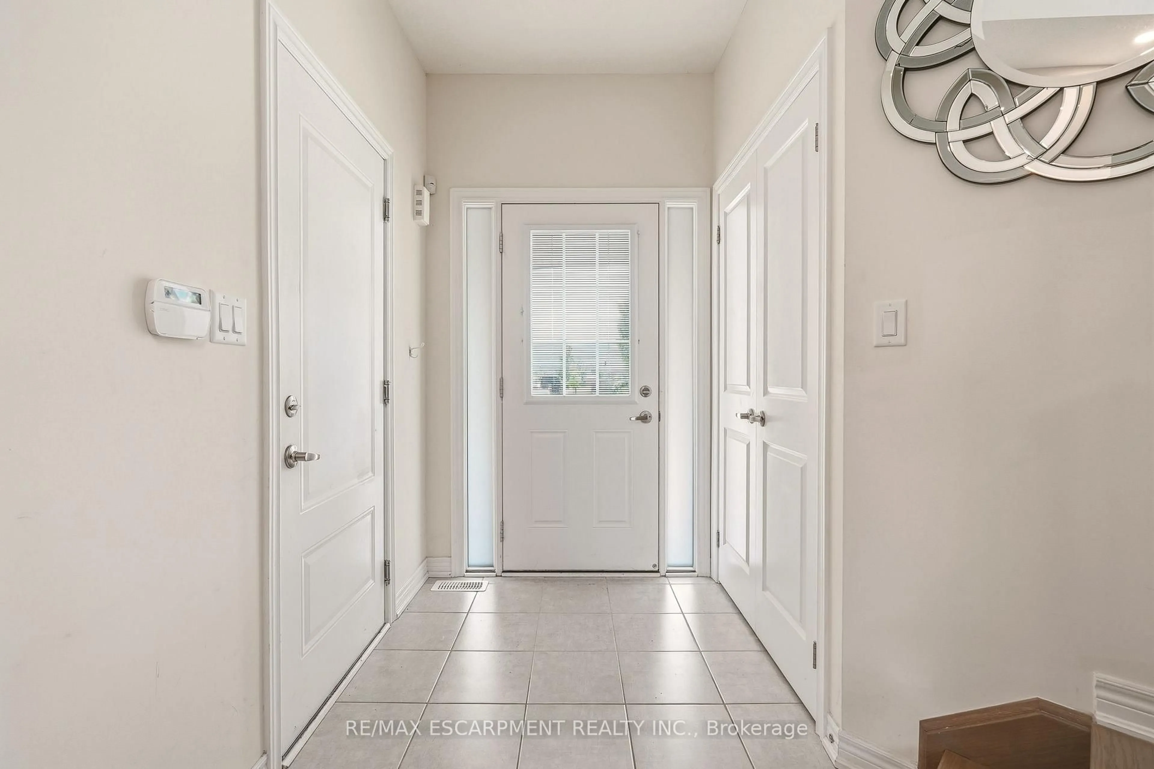 Indoor entryway for 67 PINOT Cres, Hamilton Ontario L8E 0J9