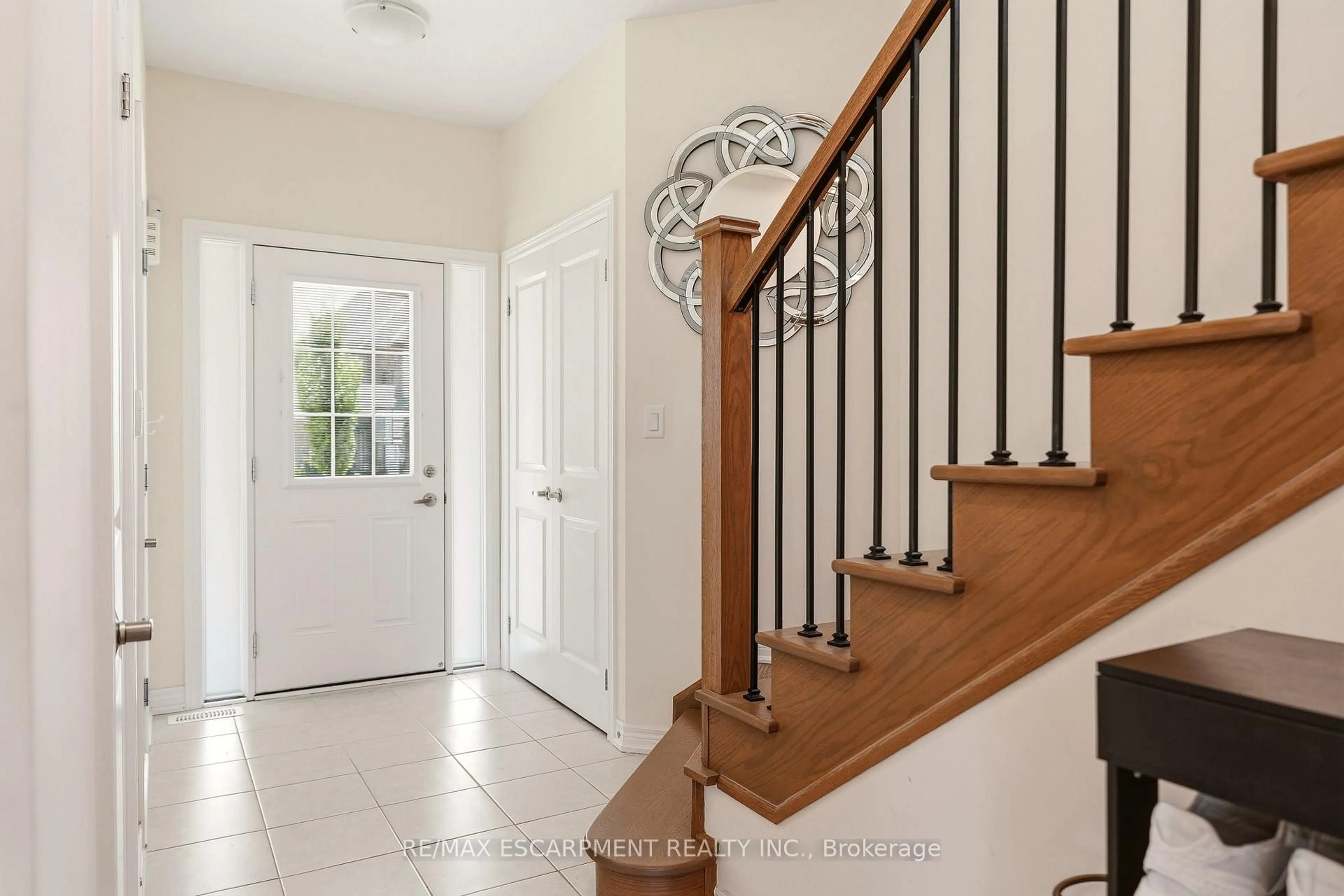 Indoor entryway for 67 PINOT Cres, Hamilton Ontario L8E 0J9