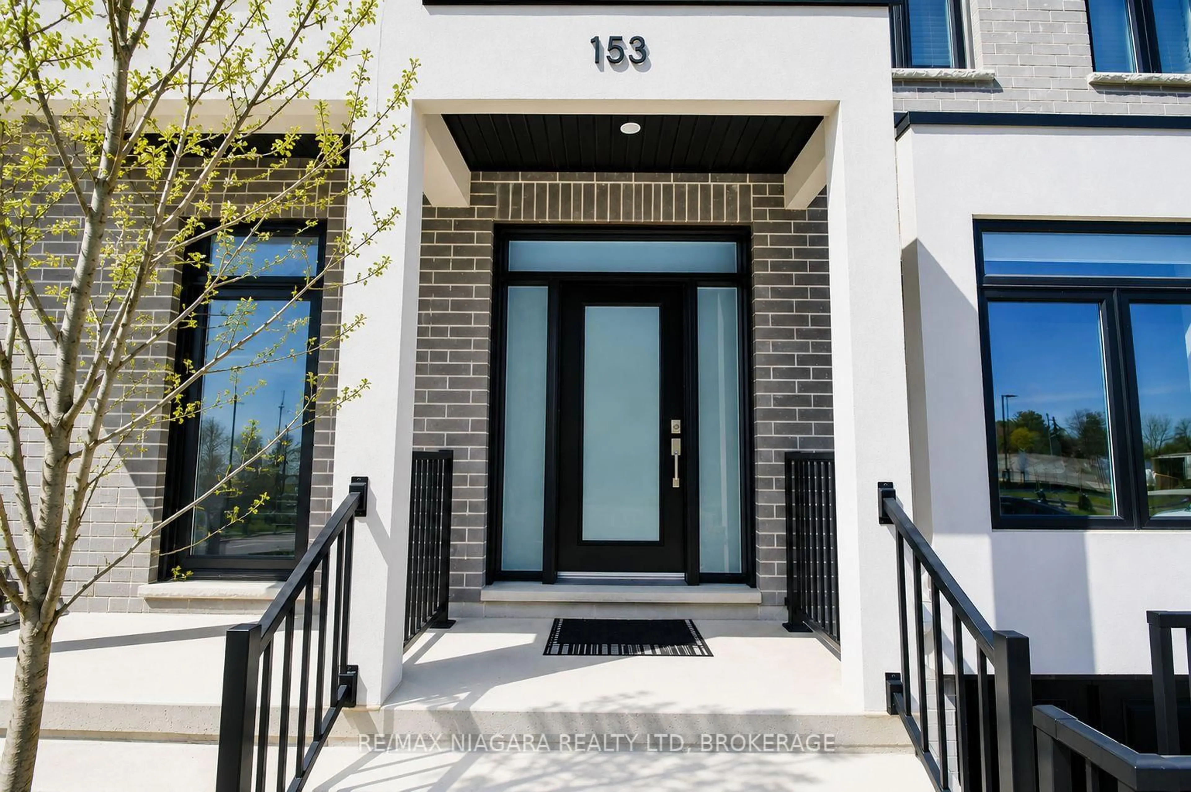 Indoor entryway for 153 Summersides Blvd, Pelham Ontario L0S 1E6