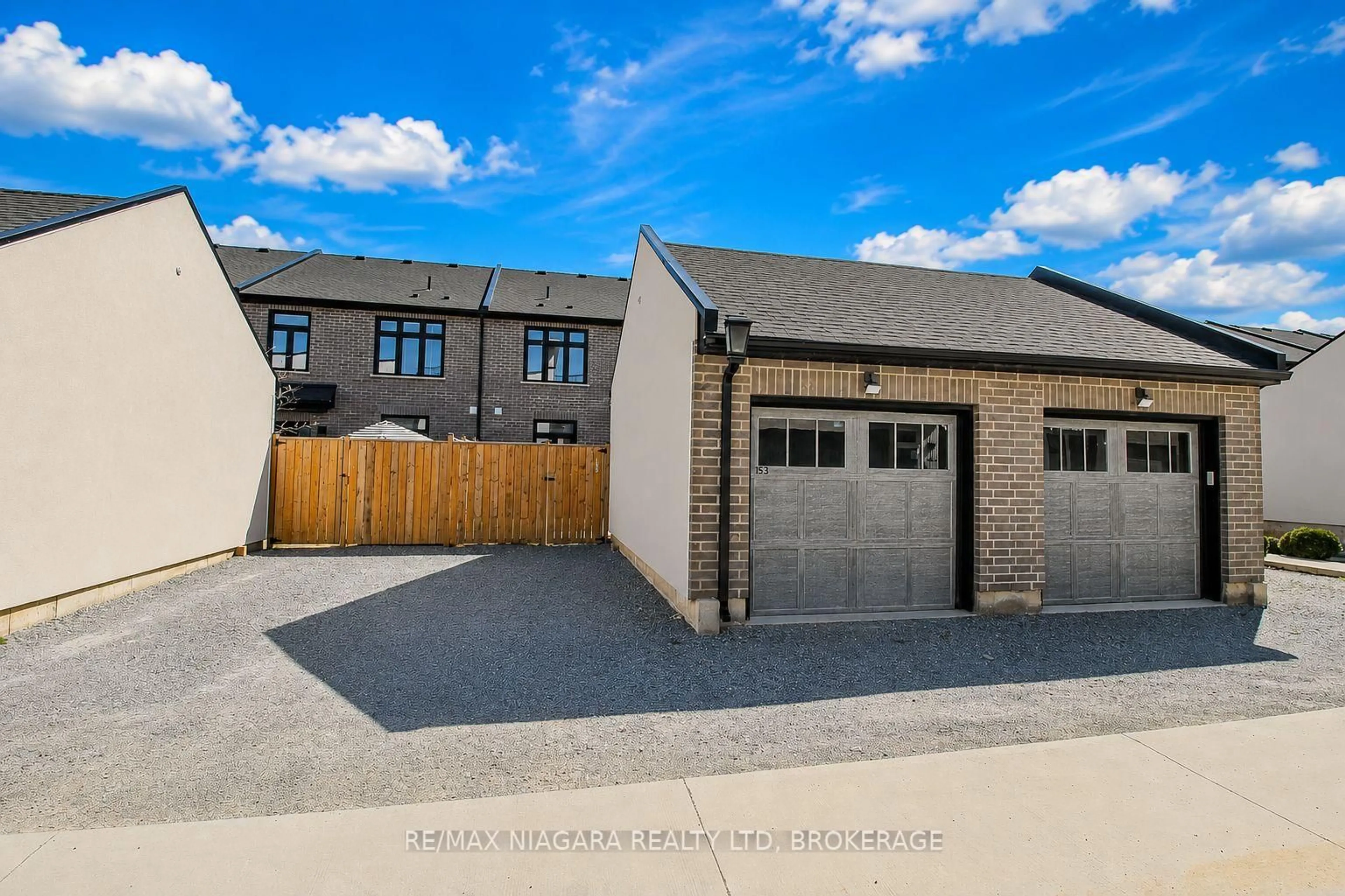 A pic from outside/outdoor area/front of a property/back of a property/a pic from drone, street for 153 Summersides Blvd, Pelham Ontario L0S 1E6