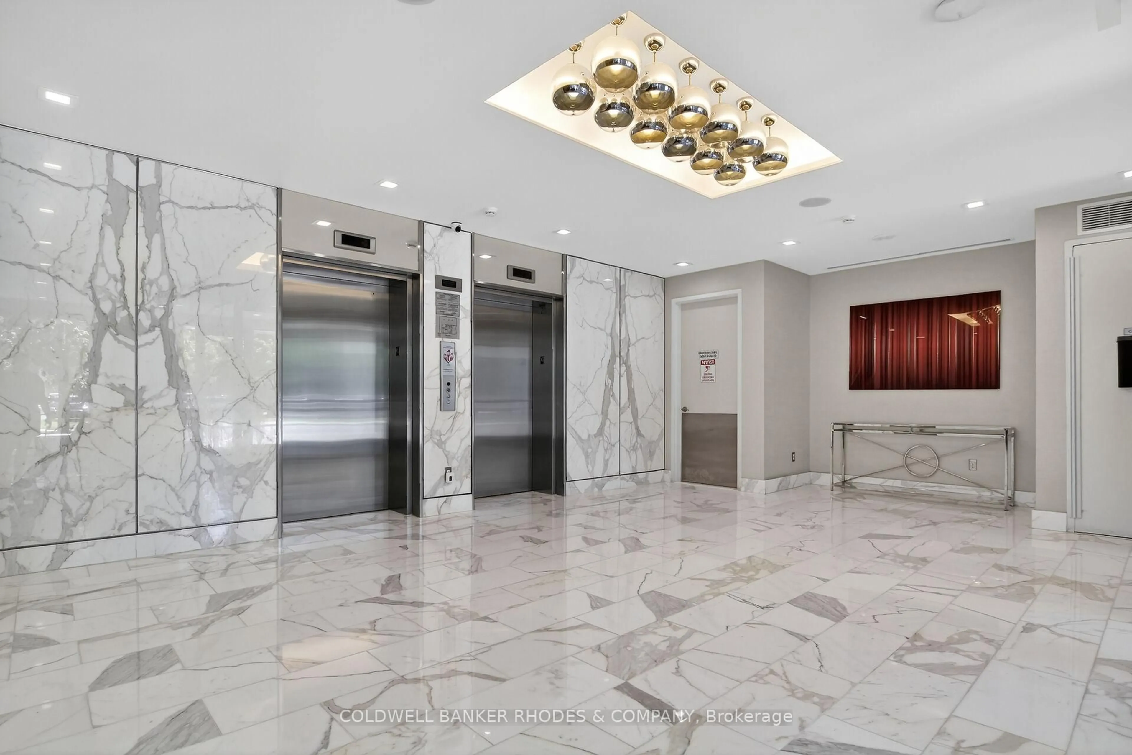 Indoor foyer for 201 Parkdale Ave #905, Ottawa Ontario K1Y 1E8
