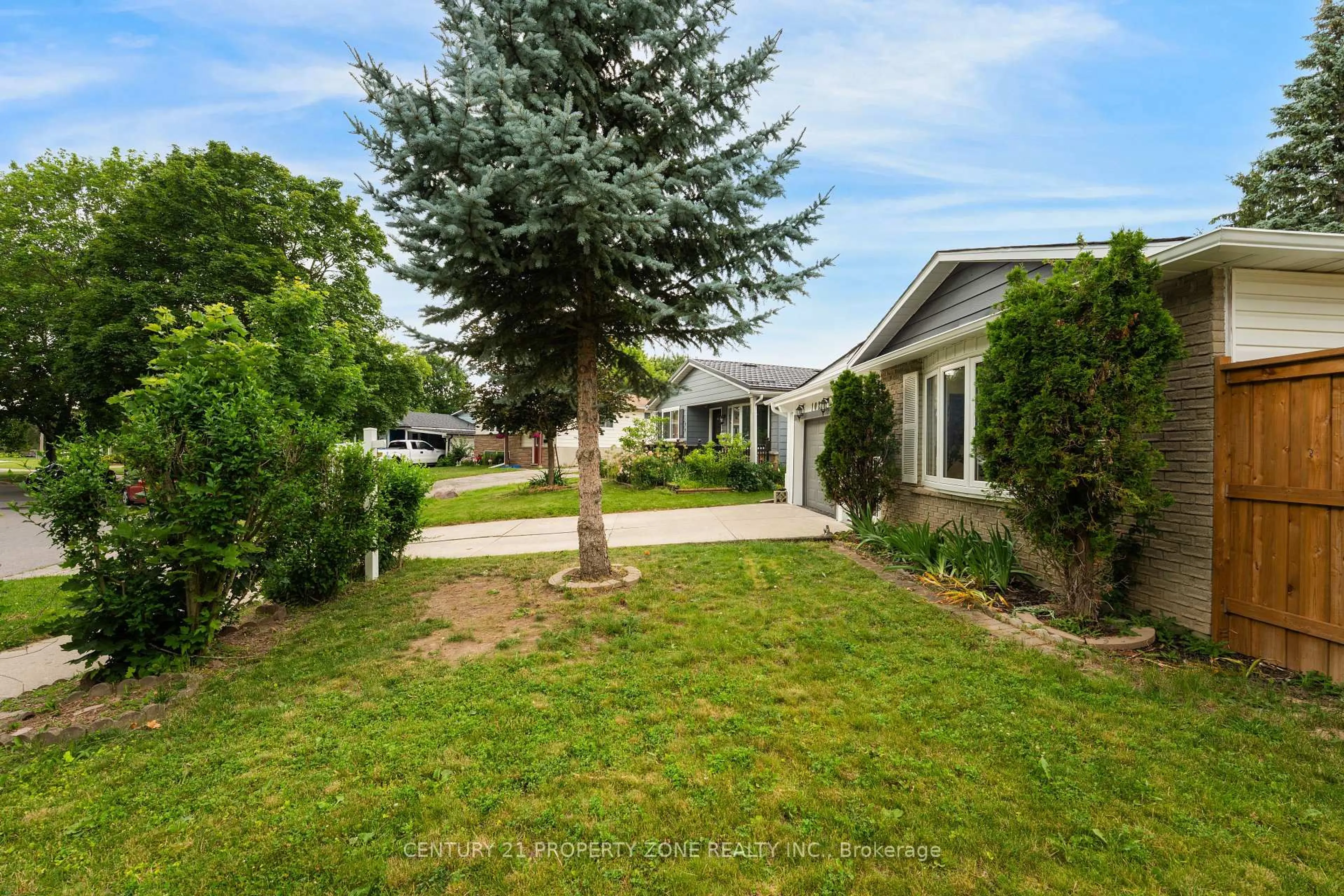 A pic from outside/outdoor area/front of a property/back of a property/a pic from drone, street for 102 Hickory Heights Cres, Kitchener Ontario N2N 1H4