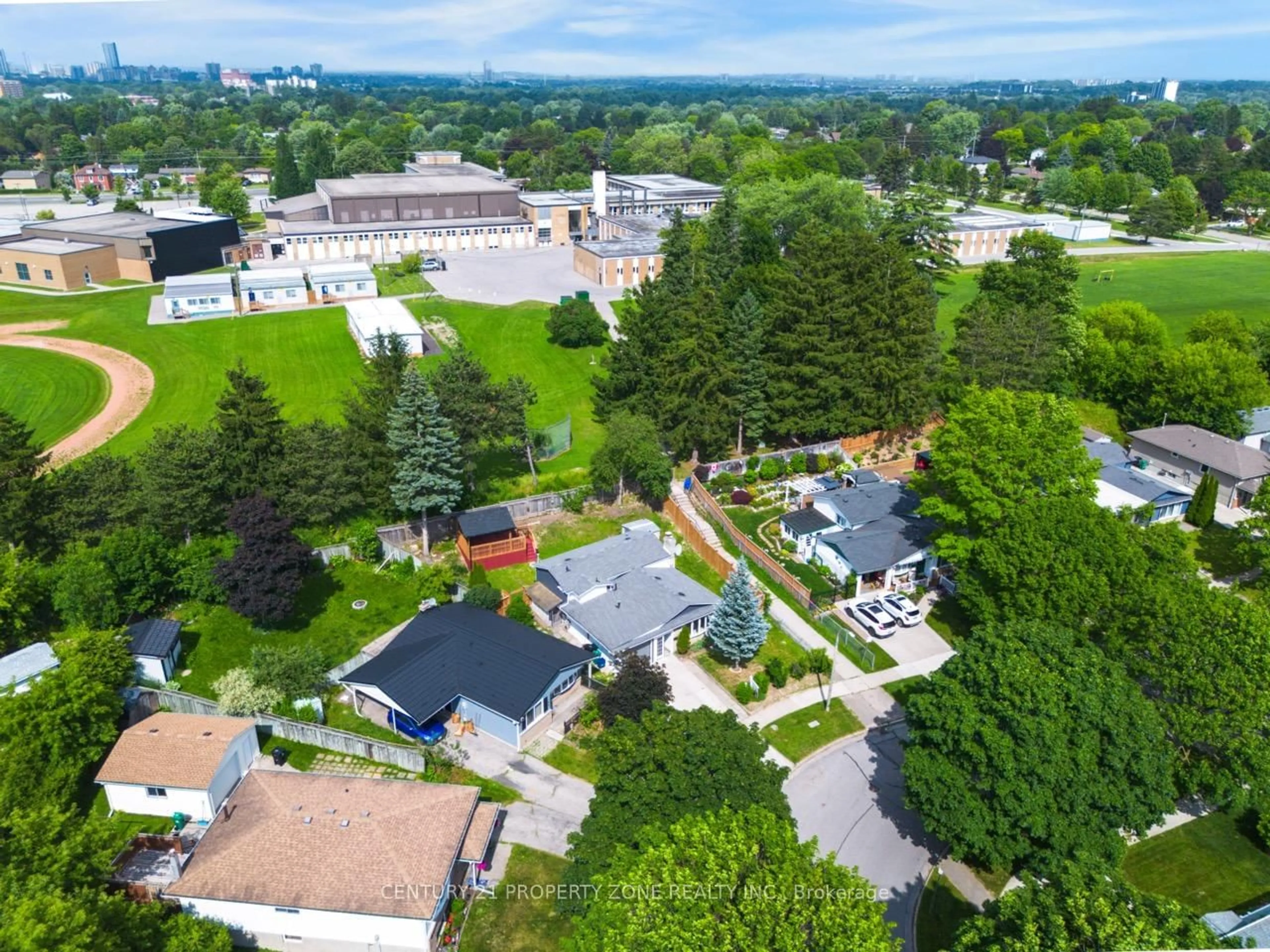 A pic from outside/outdoor area/front of a property/back of a property/a pic from drone, unknown for 102 Hickory Heights Cres, Kitchener Ontario N2N 1H4
