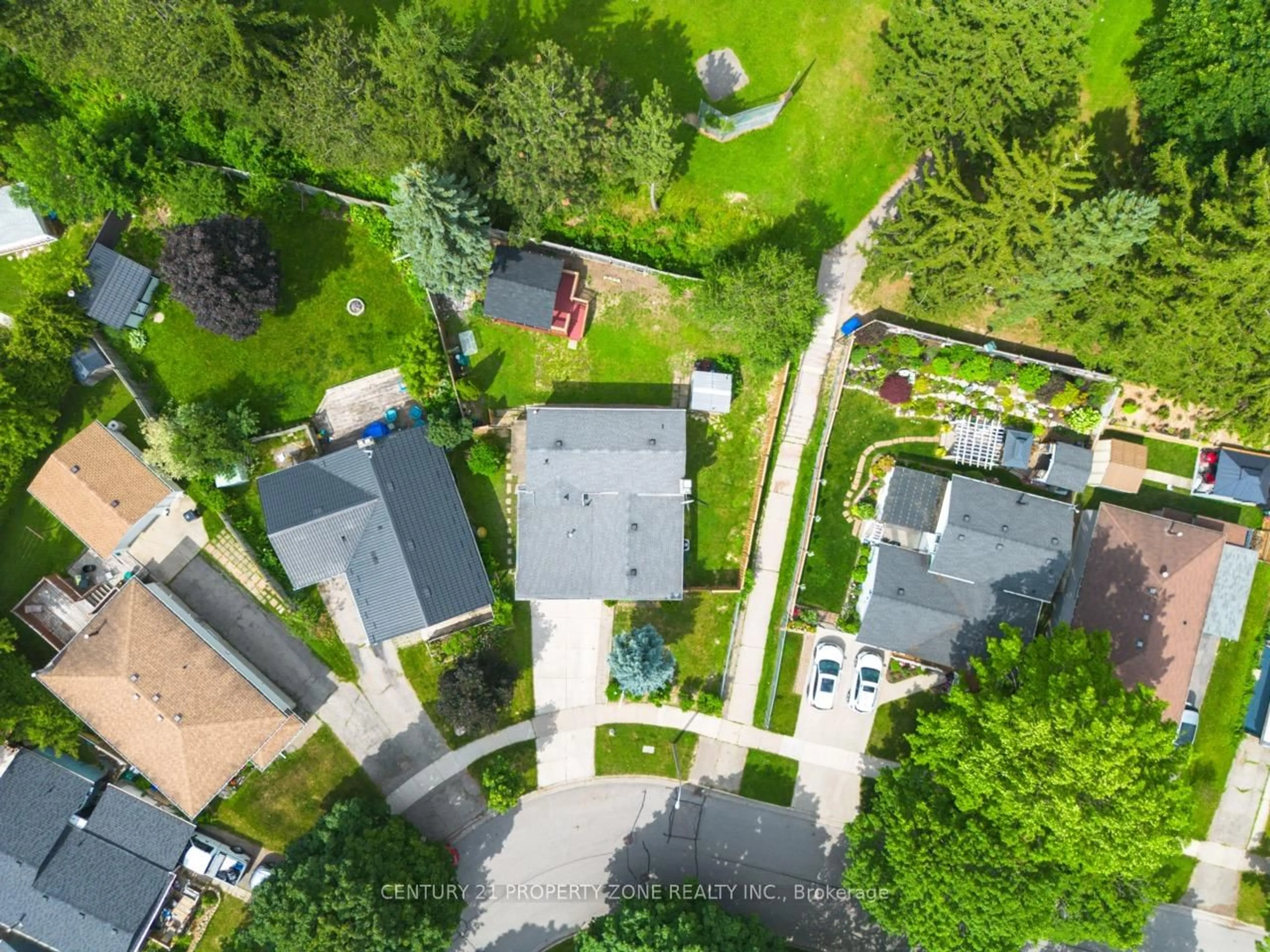 A pic from outside/outdoor area/front of a property/back of a property/a pic from drone, street for 102 Hickory Heights Cres, Kitchener Ontario N2N 1H4