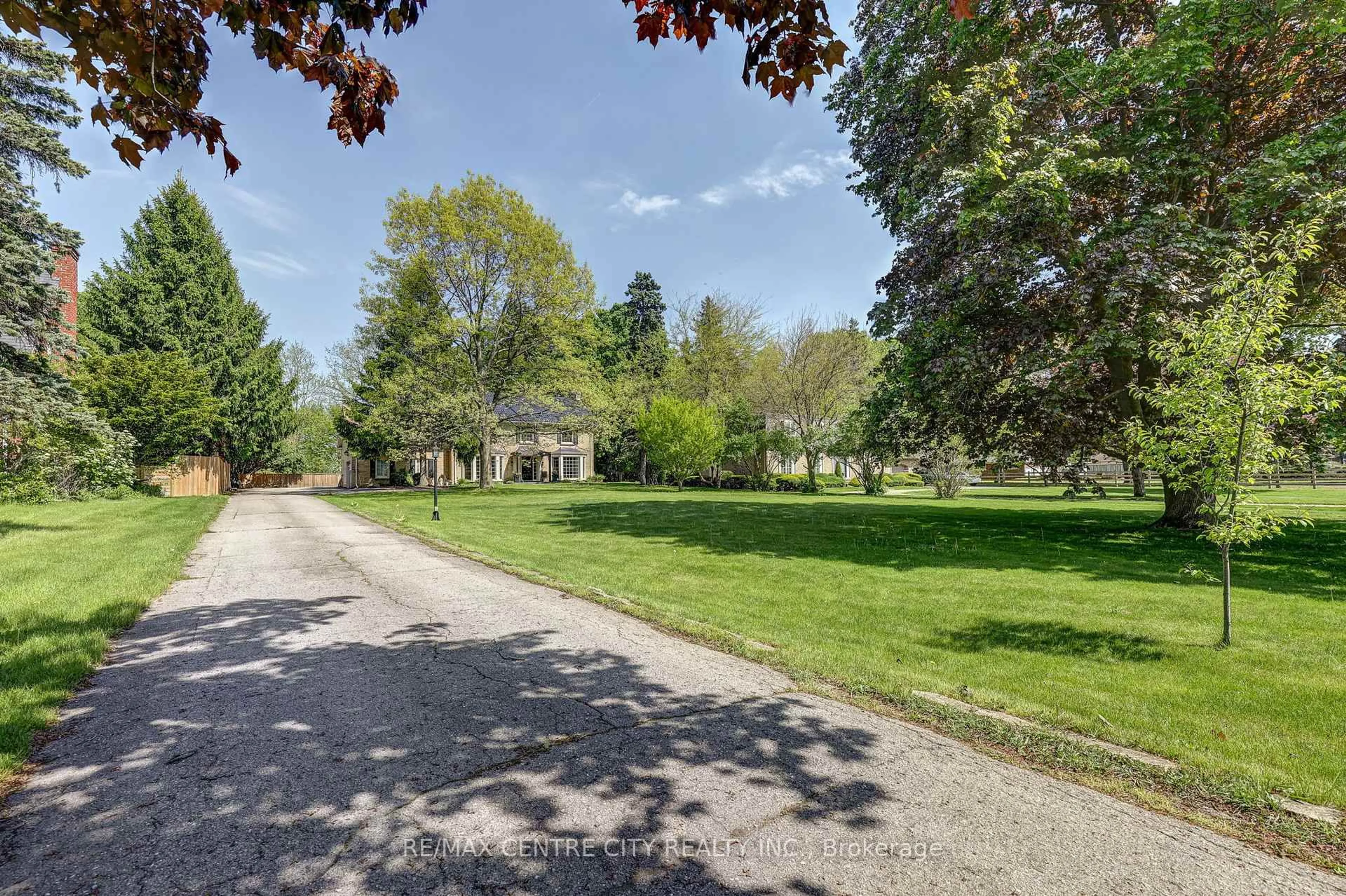 A pic from outside/outdoor area/front of a property/back of a property/a pic from drone, street for 339 Sunset Dr, Central Elgin Ontario N5R 3C6