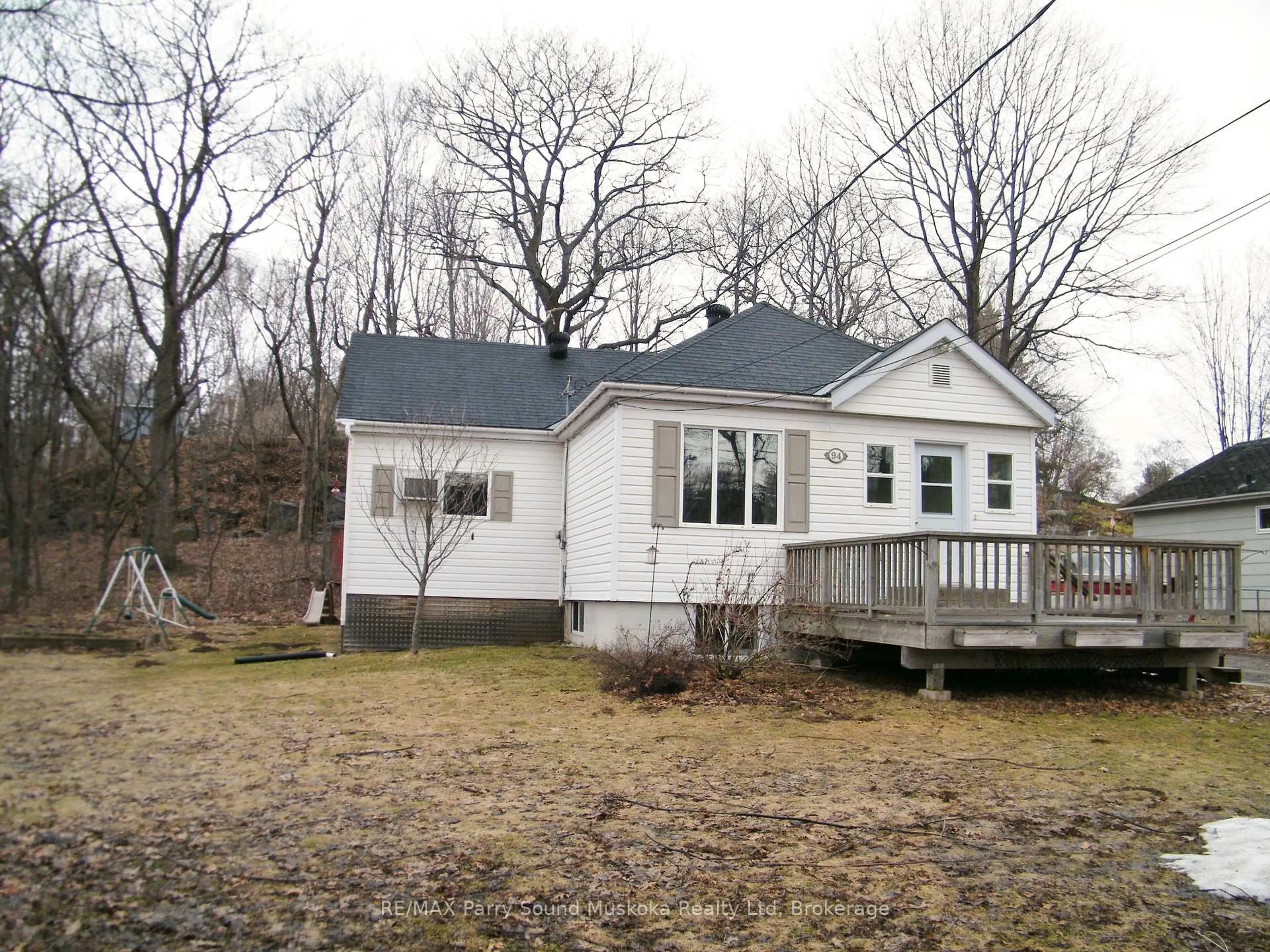 Home with vinyl exterior material, building for 94 William St, Parry Sound Ontario P2A 1V4