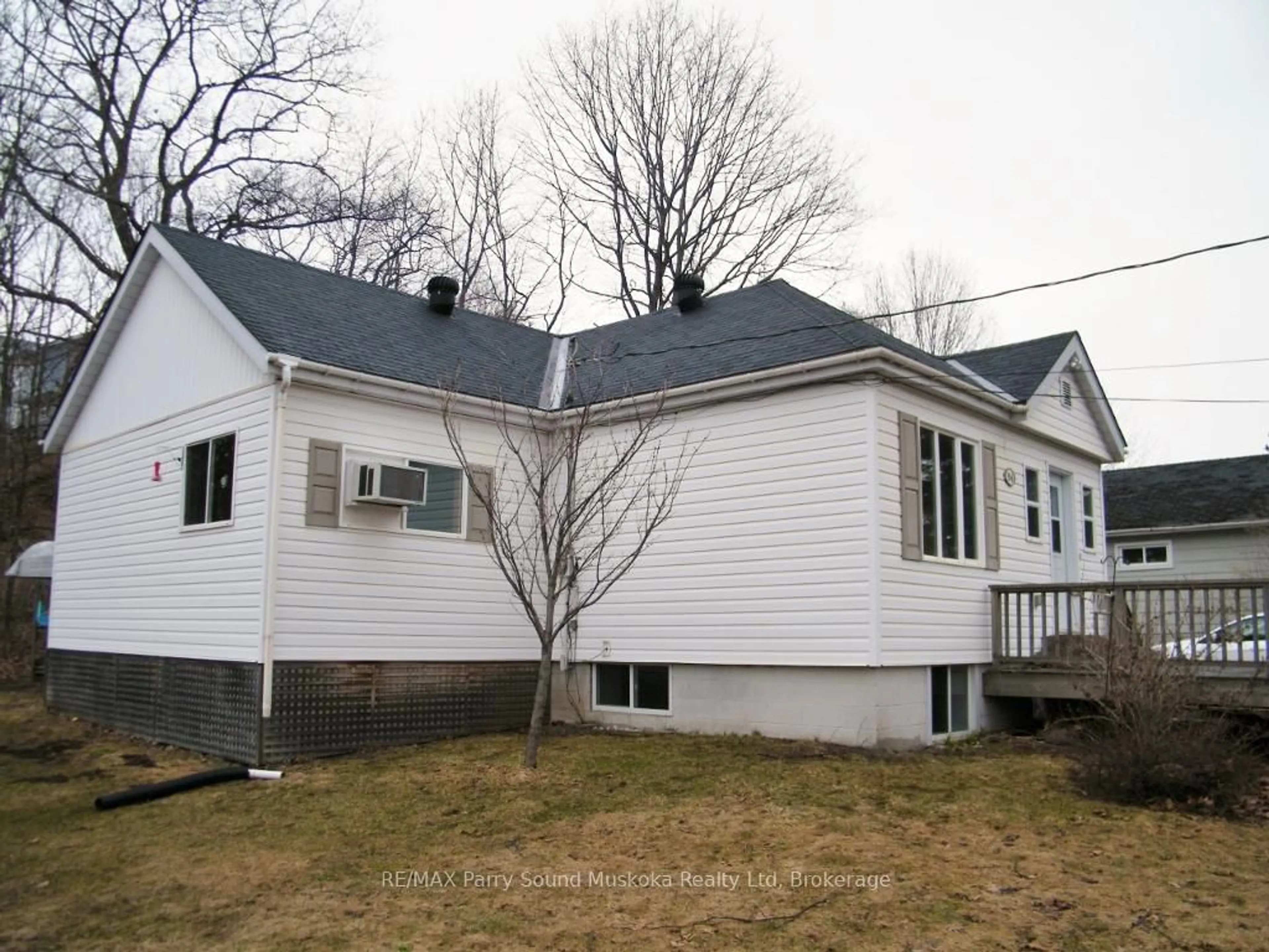 Home with vinyl exterior material, building for 94 William St, Parry Sound Ontario P2A 1V4