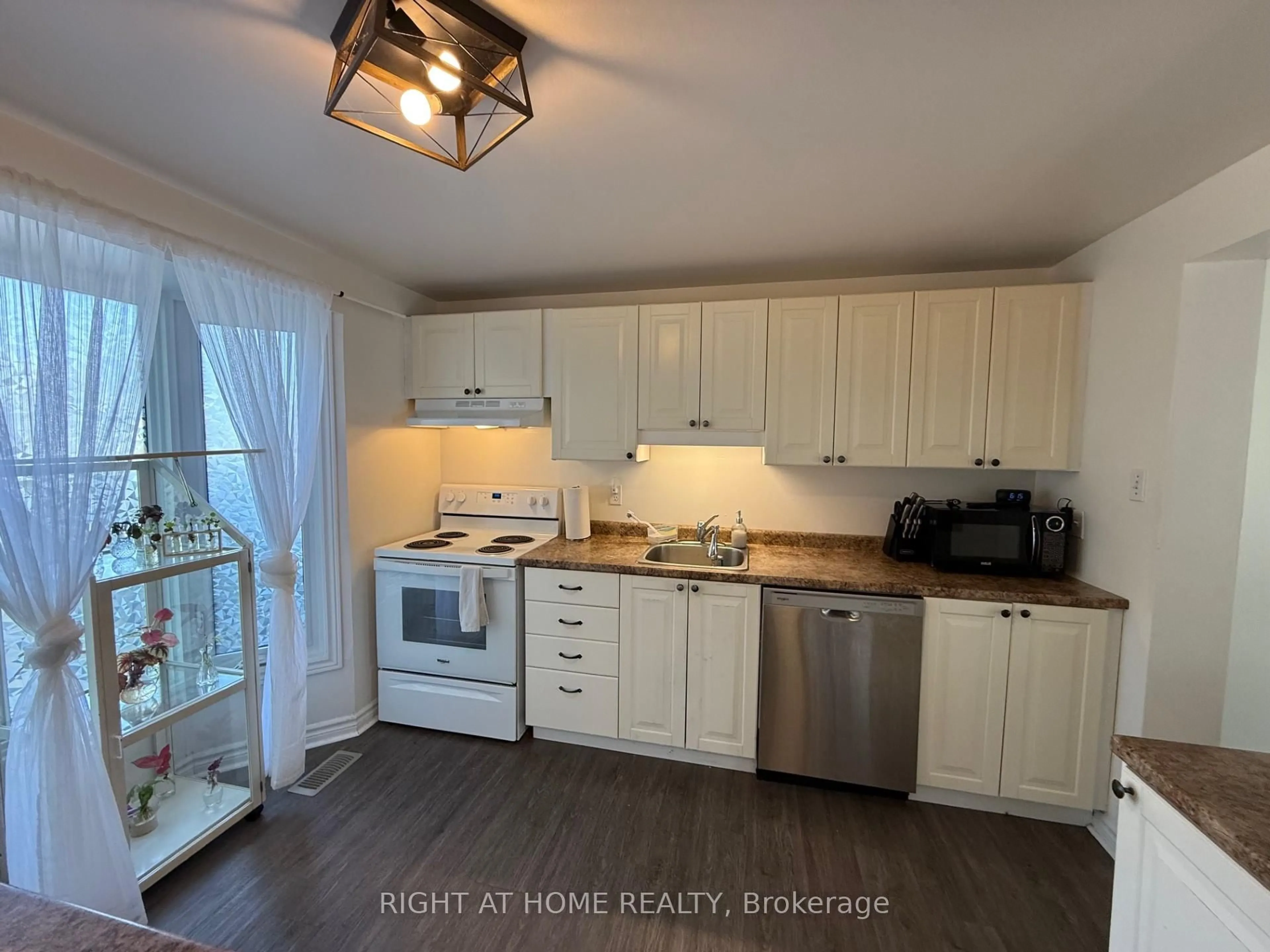 Standard kitchen, wood/laminate floor for 1171 Priory Lane, Ottawa Ontario K1C 1Z8