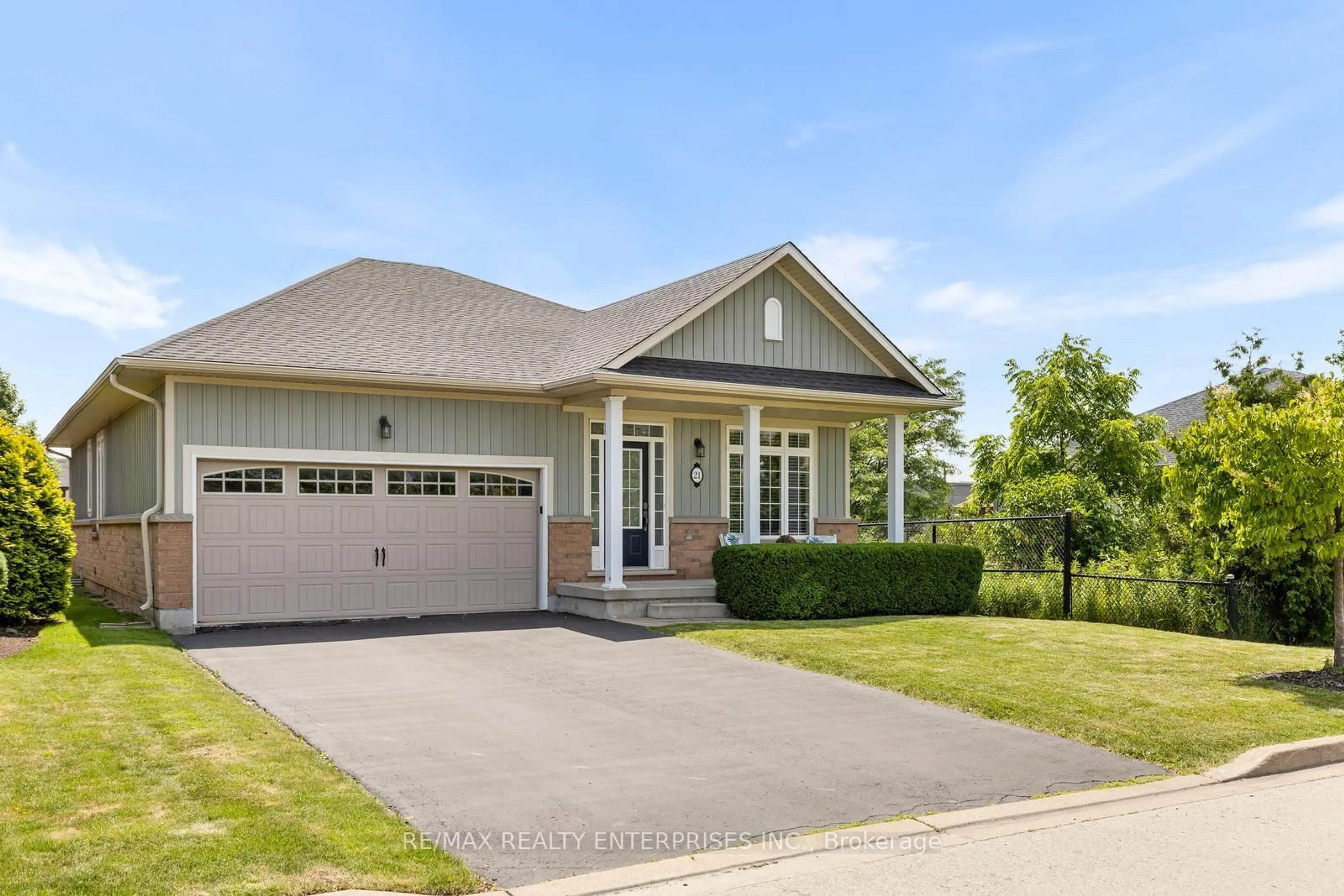 Home with brick exterior material, street for 21 Sidare Crt, Grimsby Ontario L3M 4E8