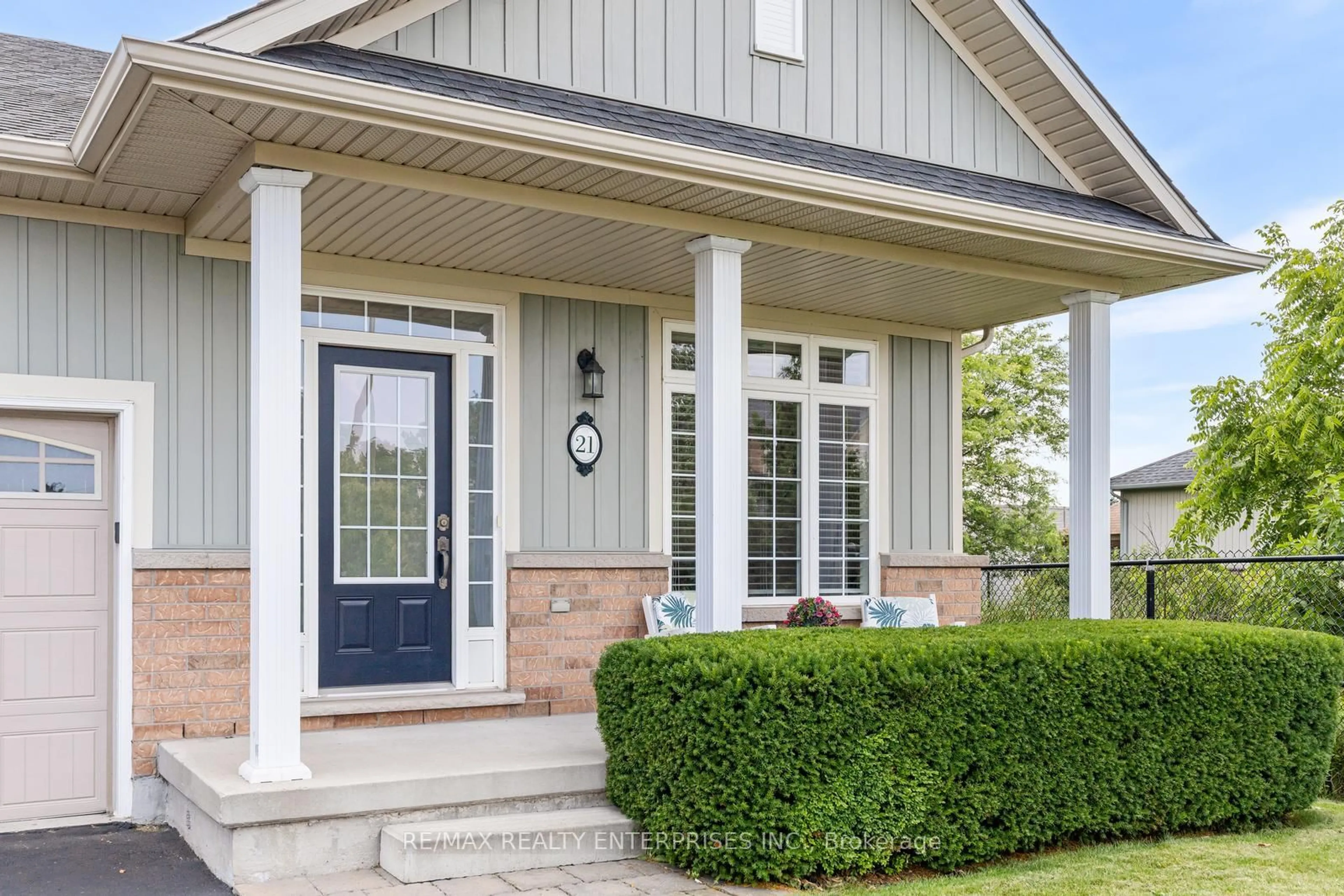 Home with vinyl exterior material, street for 21 Sidare Crt, Grimsby Ontario L3M 4E8