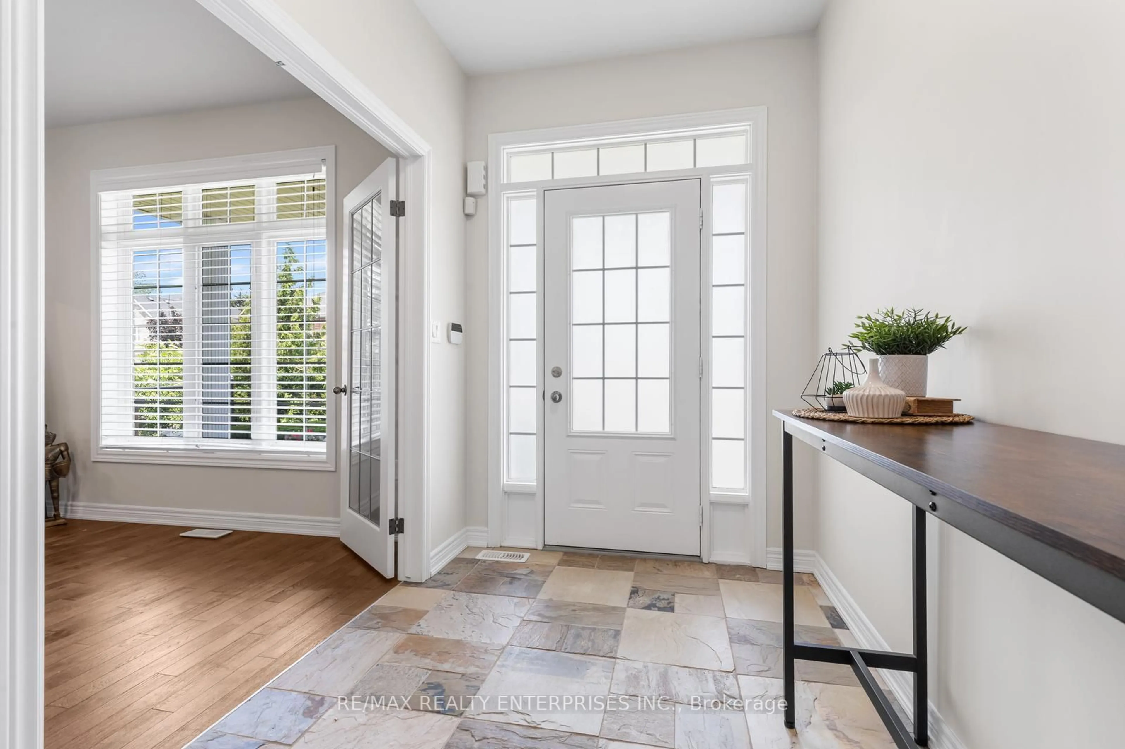 Indoor entryway for 21 Sidare Crt, Grimsby Ontario L3M 4E8