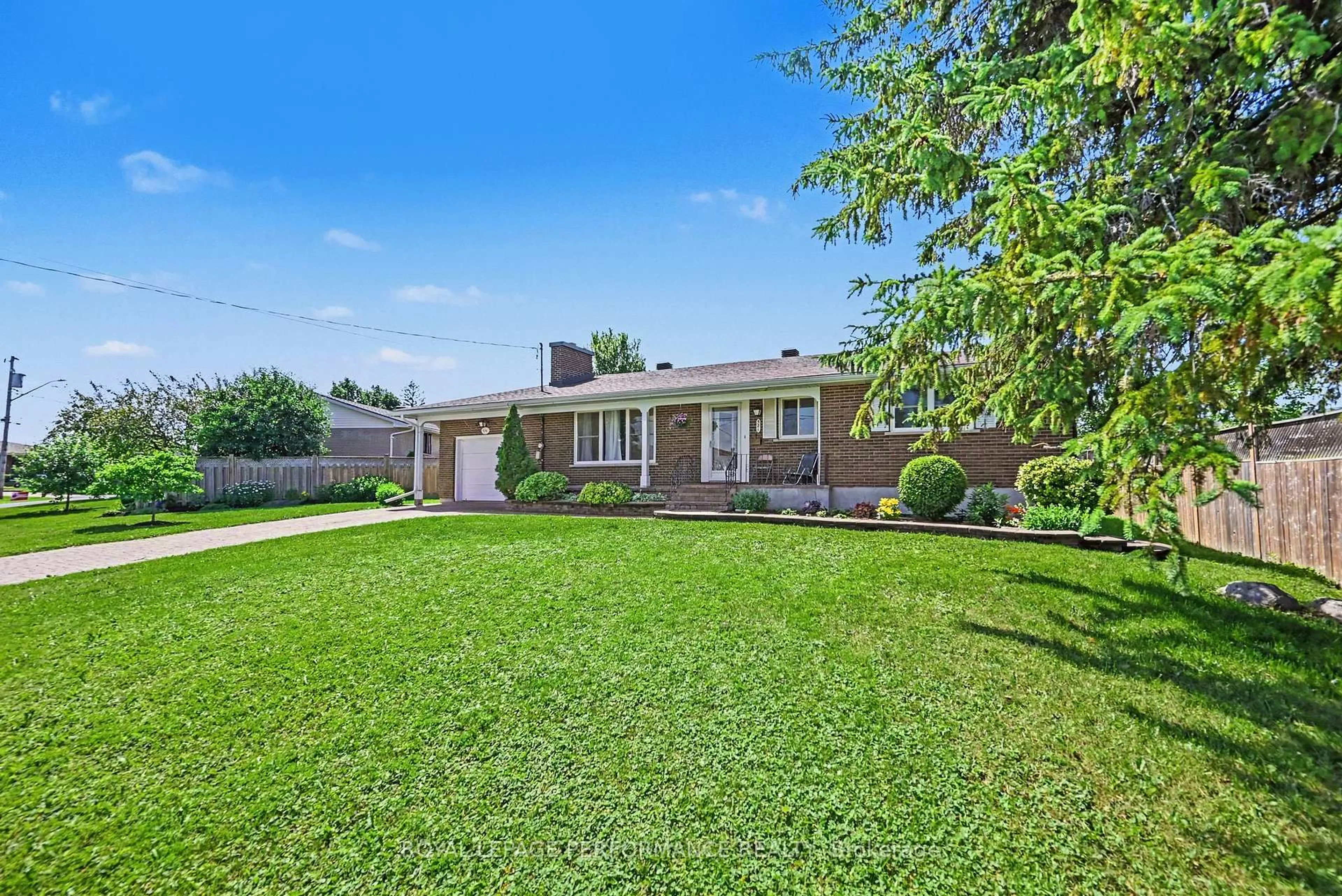 A pic from outside/outdoor area/front of a property/back of a property/a pic from drone, street for 531 Blossom Park Dr, Cornwall Ontario K6H 5N1