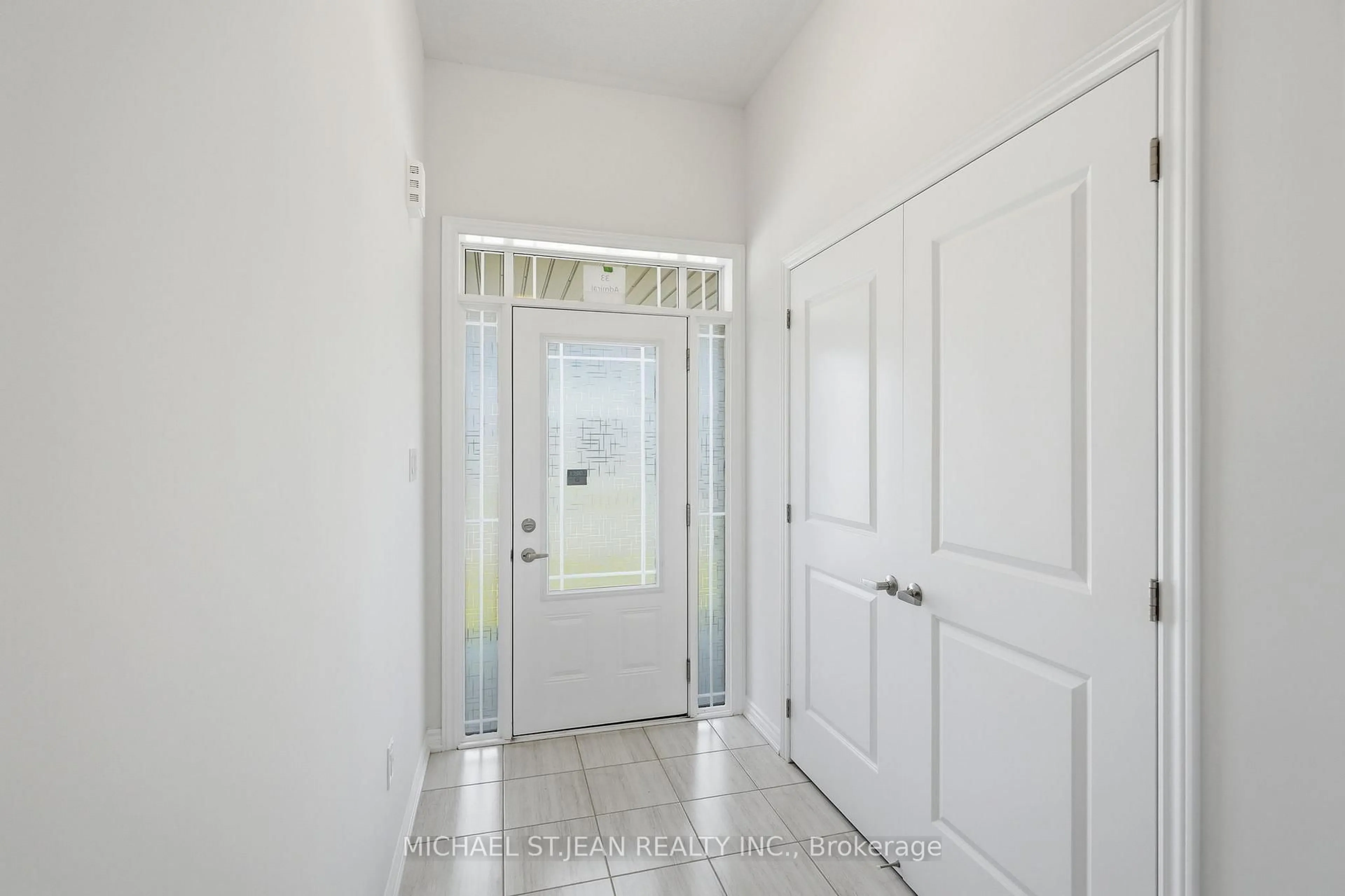Indoor entryway for 33 Admiral Rd, Welland Ontario L3B 0H4