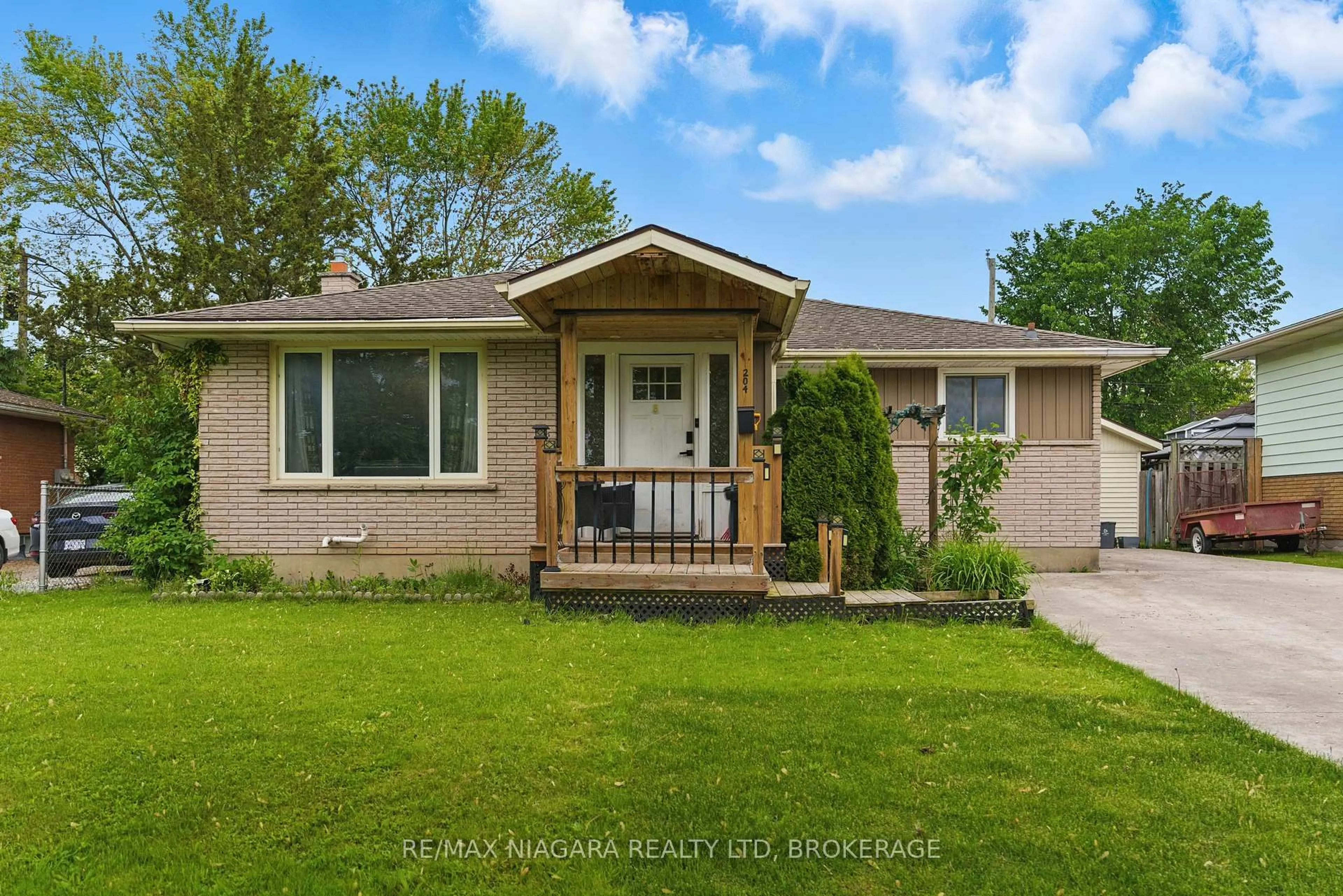 Home with vinyl exterior material, street for 204 Hildred St, Welland Ontario L3B 1N1