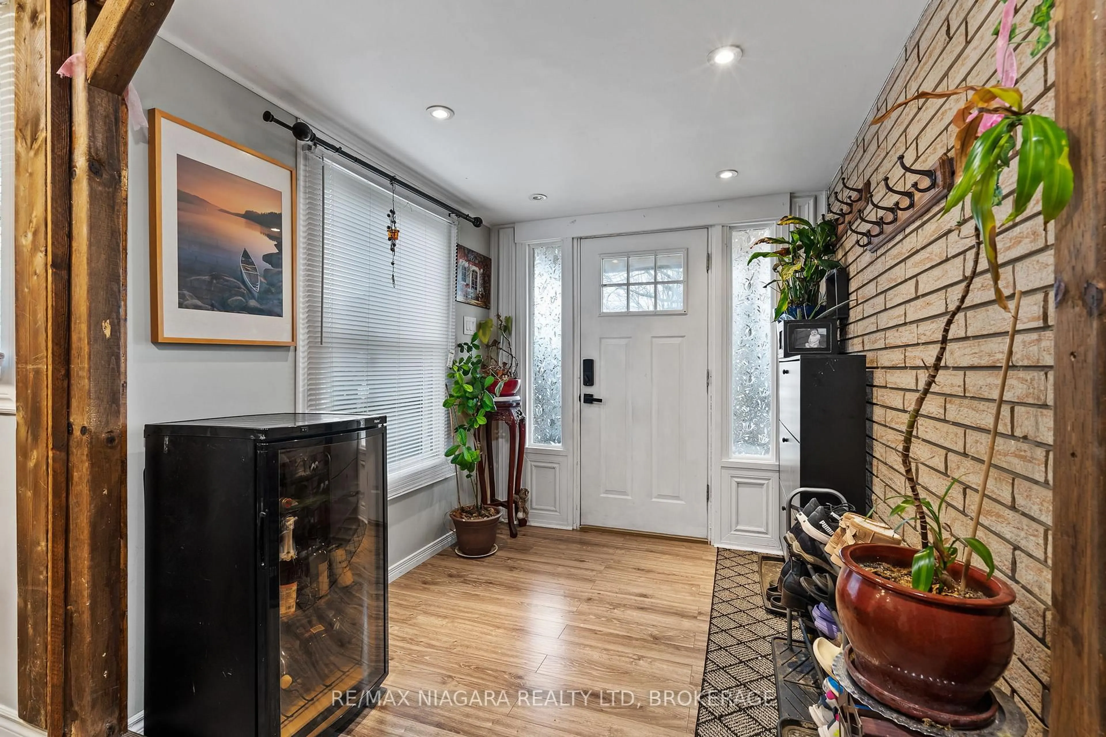 Indoor entryway for 204 Hildred St, Welland Ontario L3B 1N1