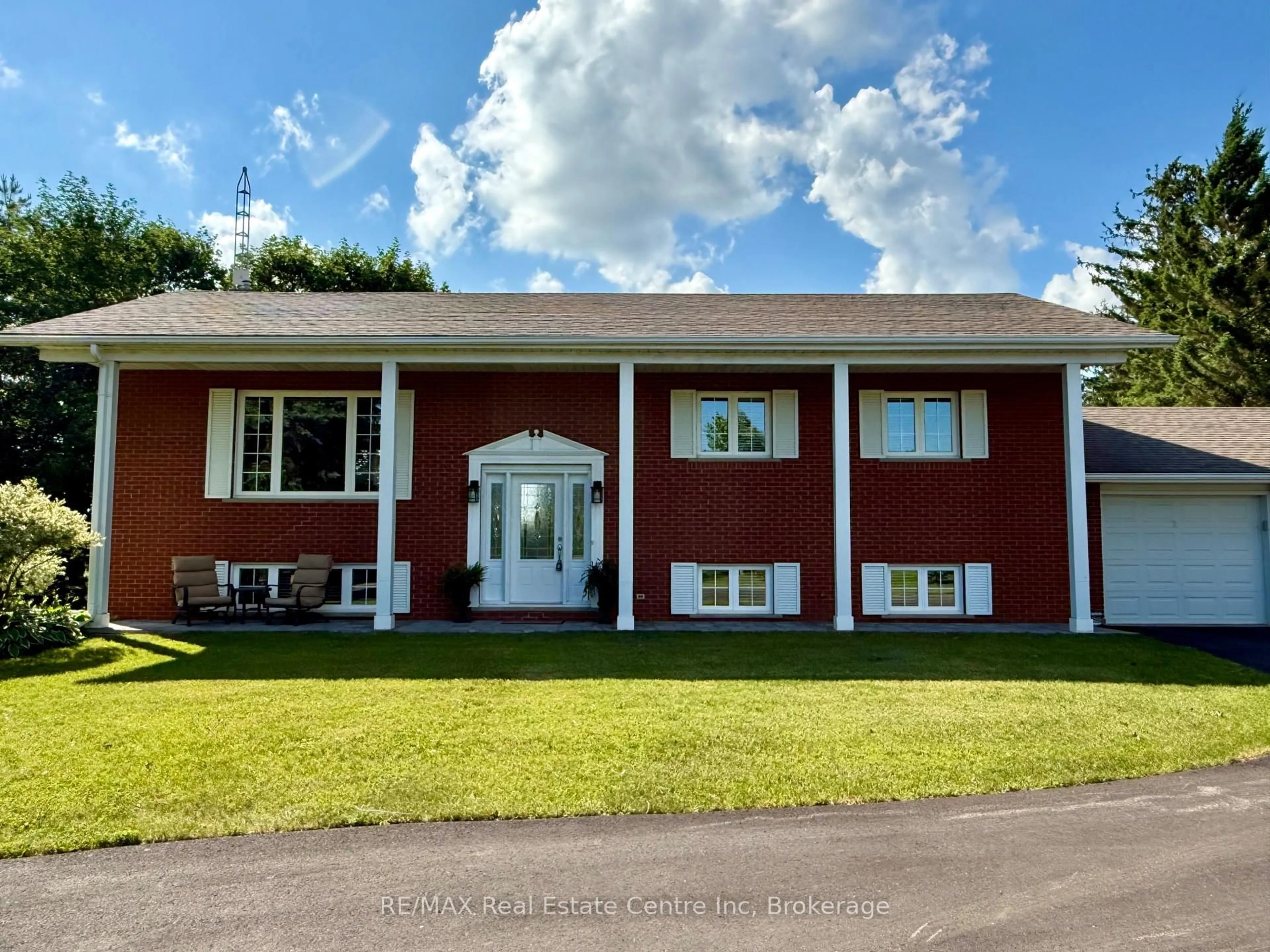 Home with vinyl exterior material, building for 9098 27 Sdrd, Erin Ontario N0B 1Z0