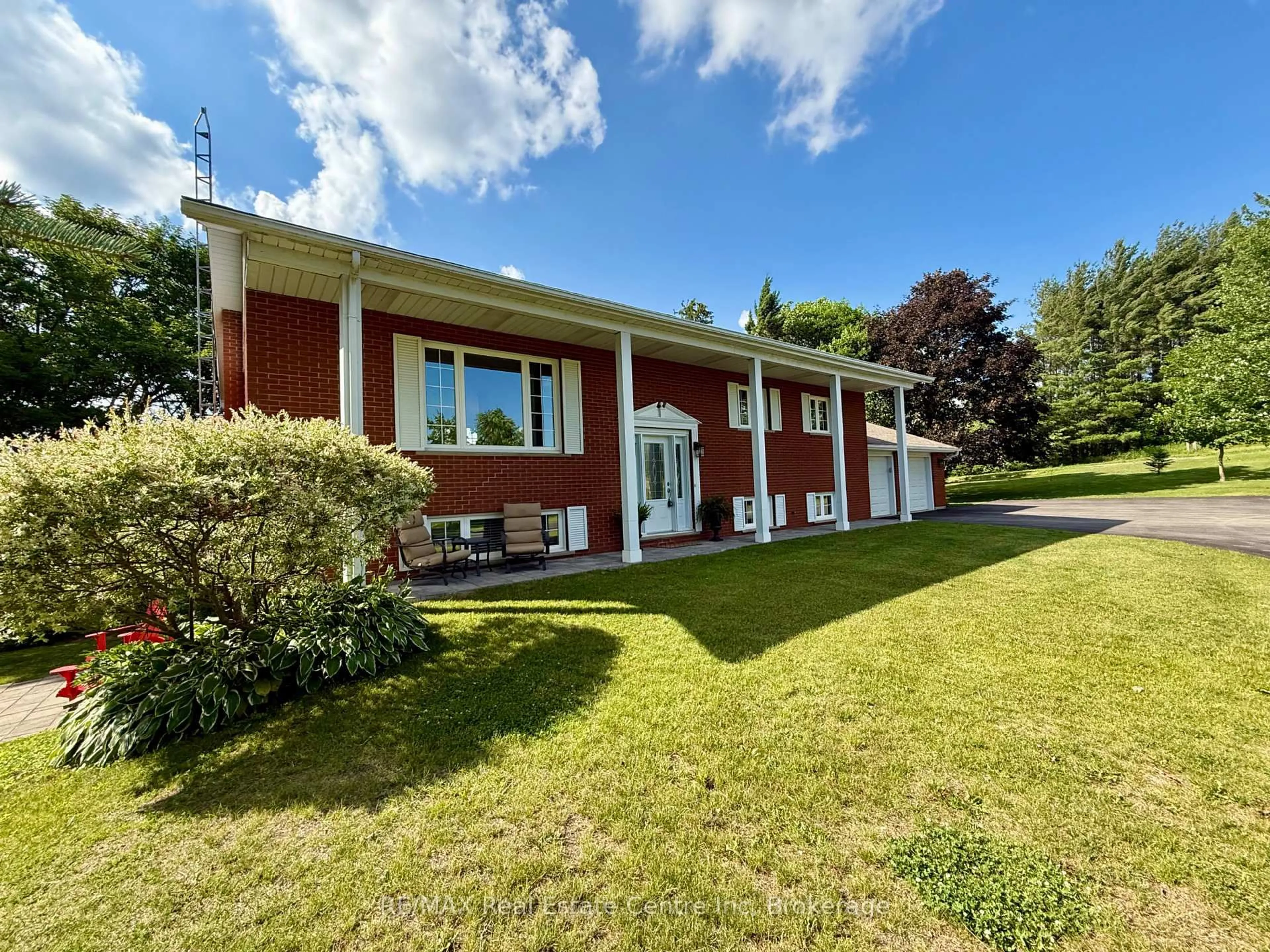 A pic from outside/outdoor area/front of a property/back of a property/a pic from drone, building for 9098 27 Sdrd, Erin Ontario N0B 1Z0