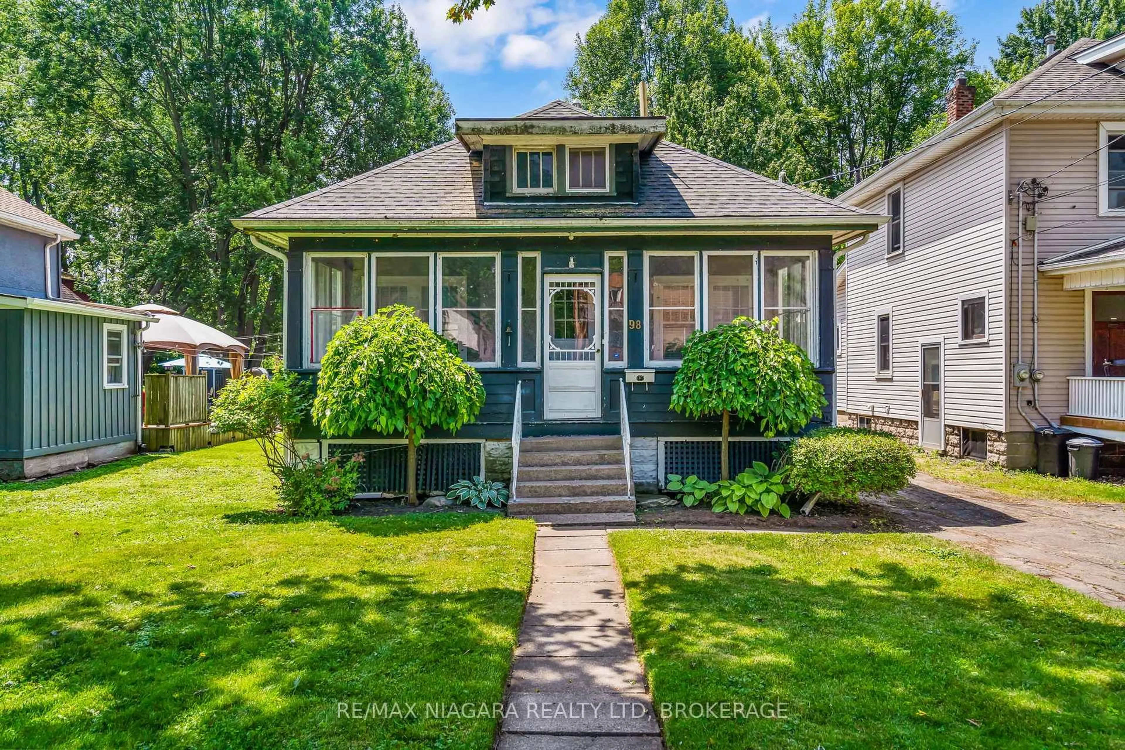 Home with vinyl exterior material, street for 98 Victoria St, Port Colborne Ontario L3K 2Y4