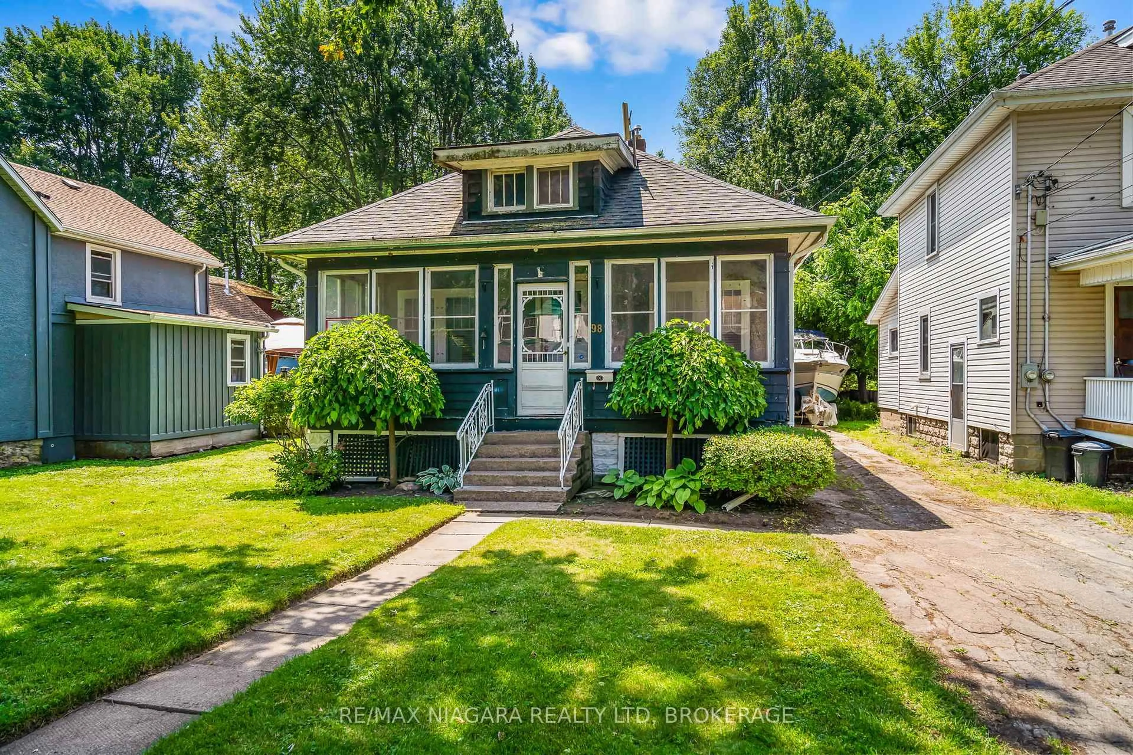 Home with vinyl exterior material, street for 98 Victoria St, Port Colborne Ontario L3K 2Y4