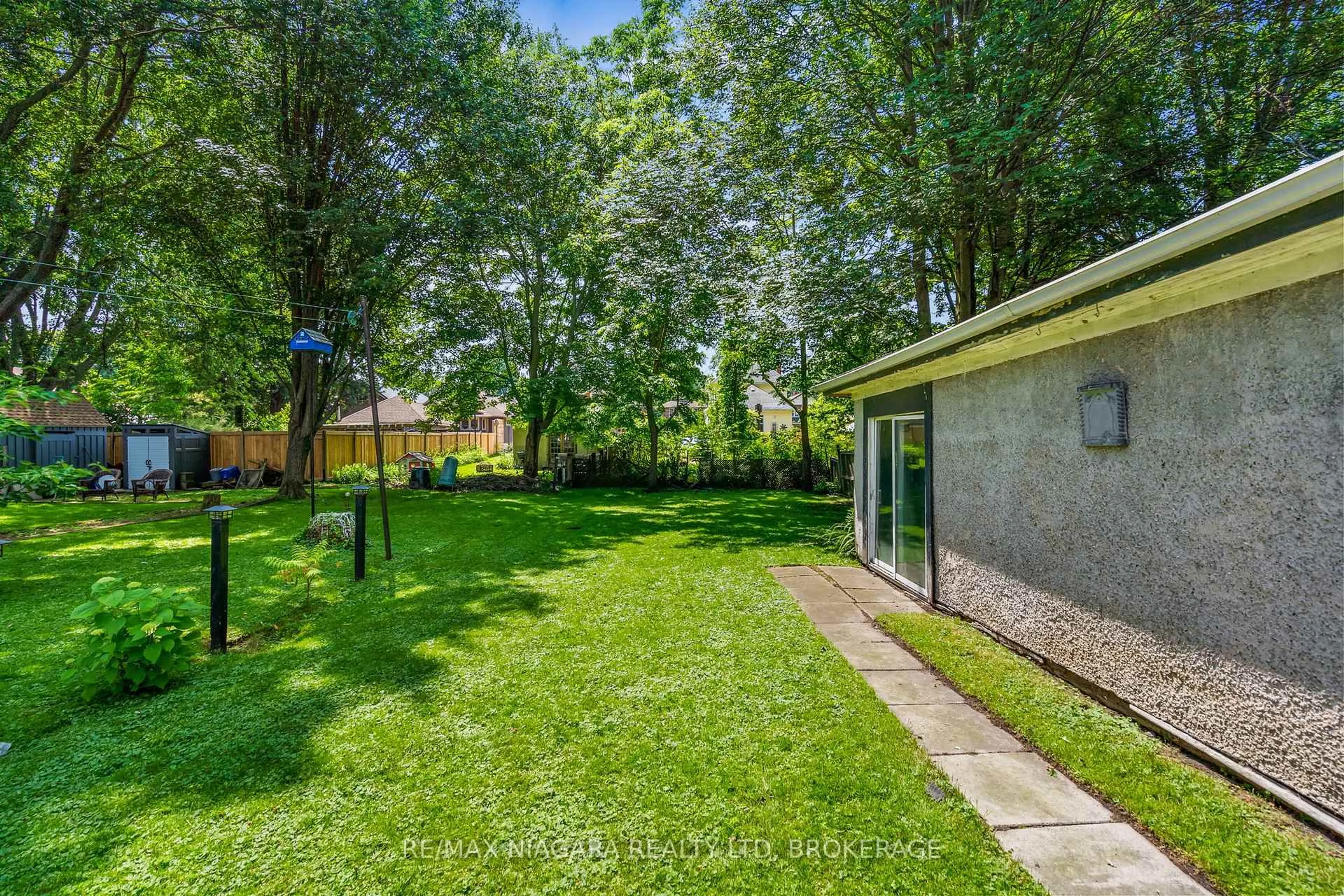 Patio, forest/trees view for 98 Victoria St, Port Colborne Ontario L3K 2Y4