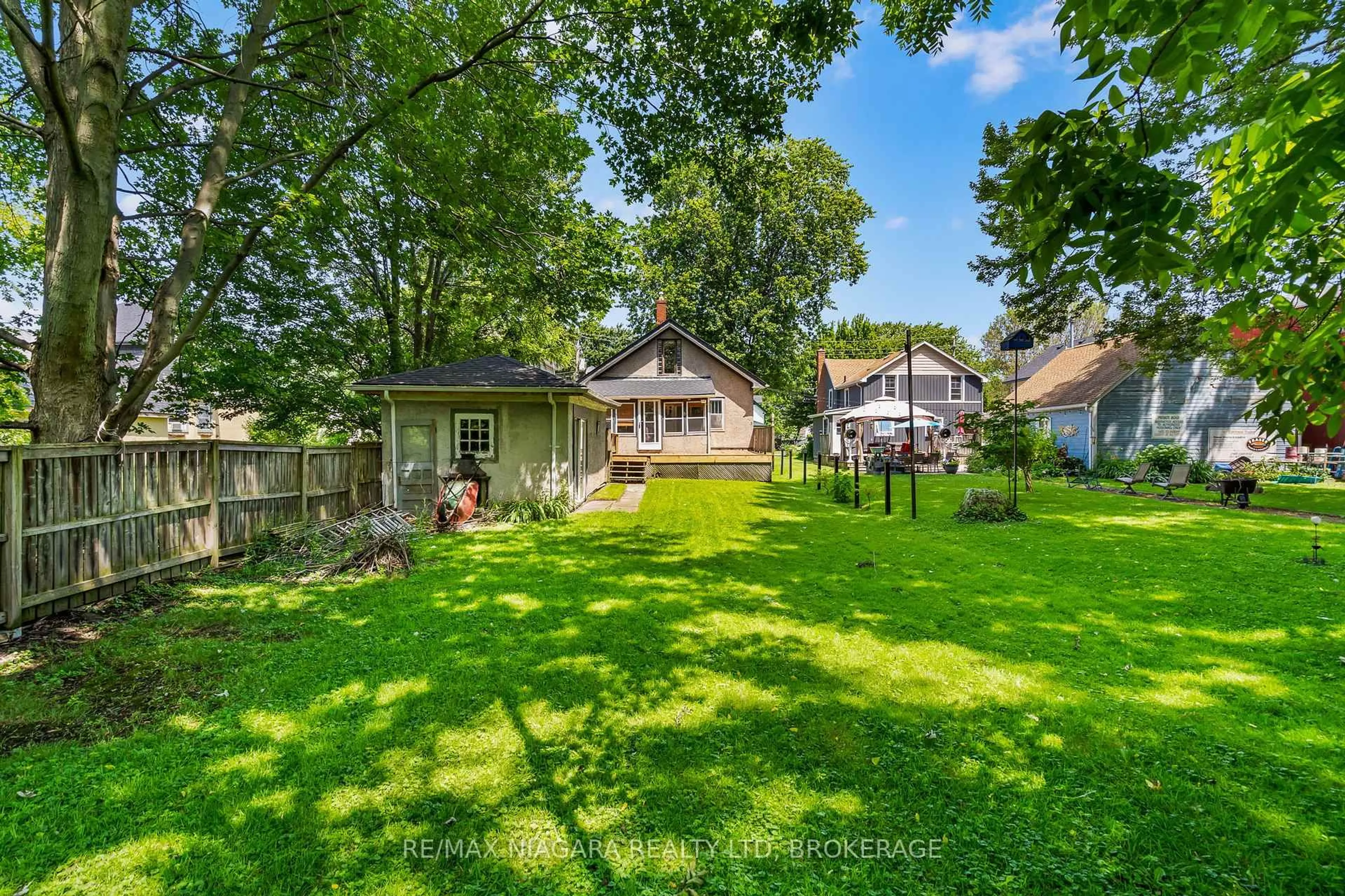 A pic from outside/outdoor area/front of a property/back of a property/a pic from drone, street for 98 Victoria St, Port Colborne Ontario L3K 2Y4