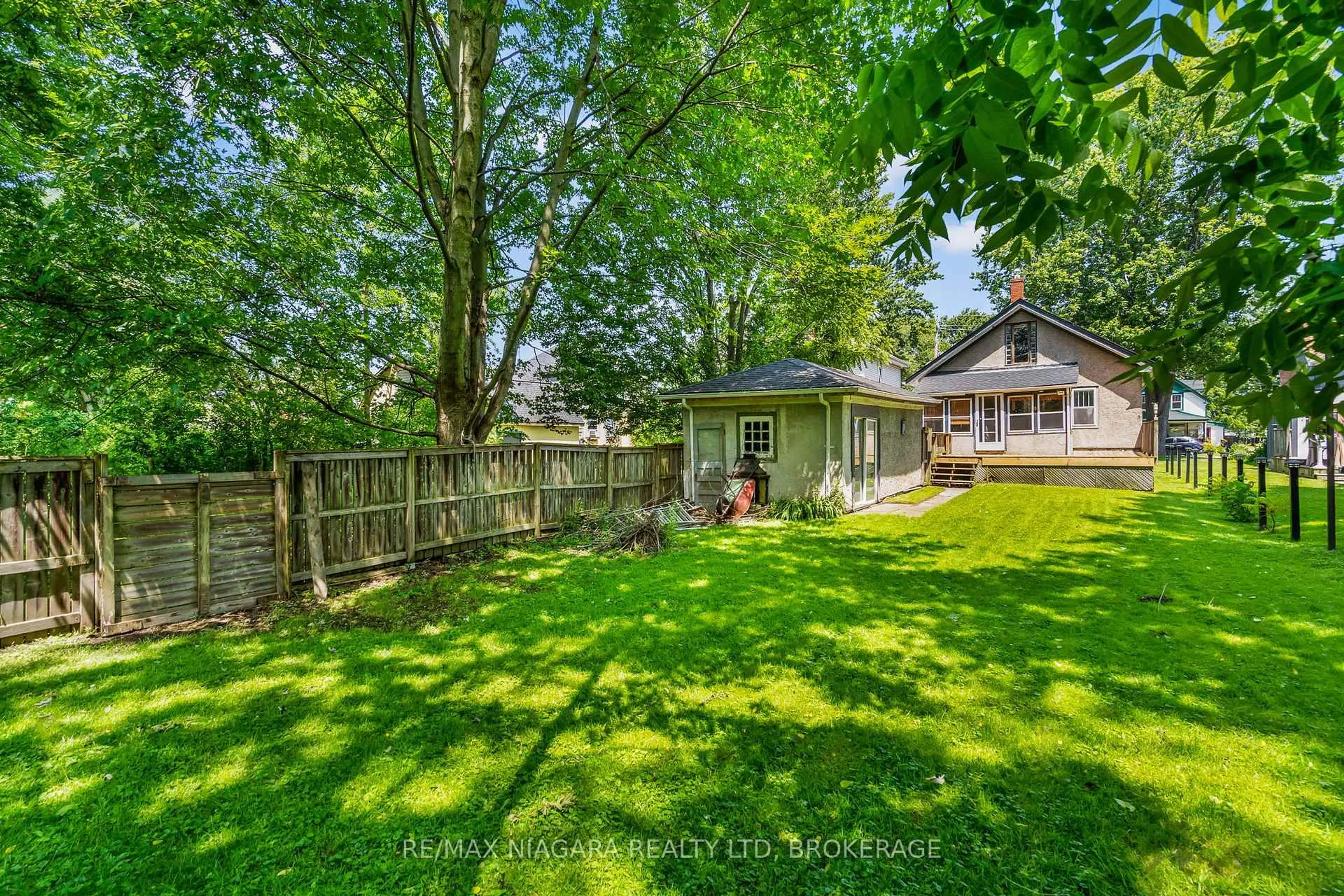A pic from outside/outdoor area/front of a property/back of a property/a pic from drone, unknown for 98 Victoria St, Port Colborne Ontario L3K 2Y4