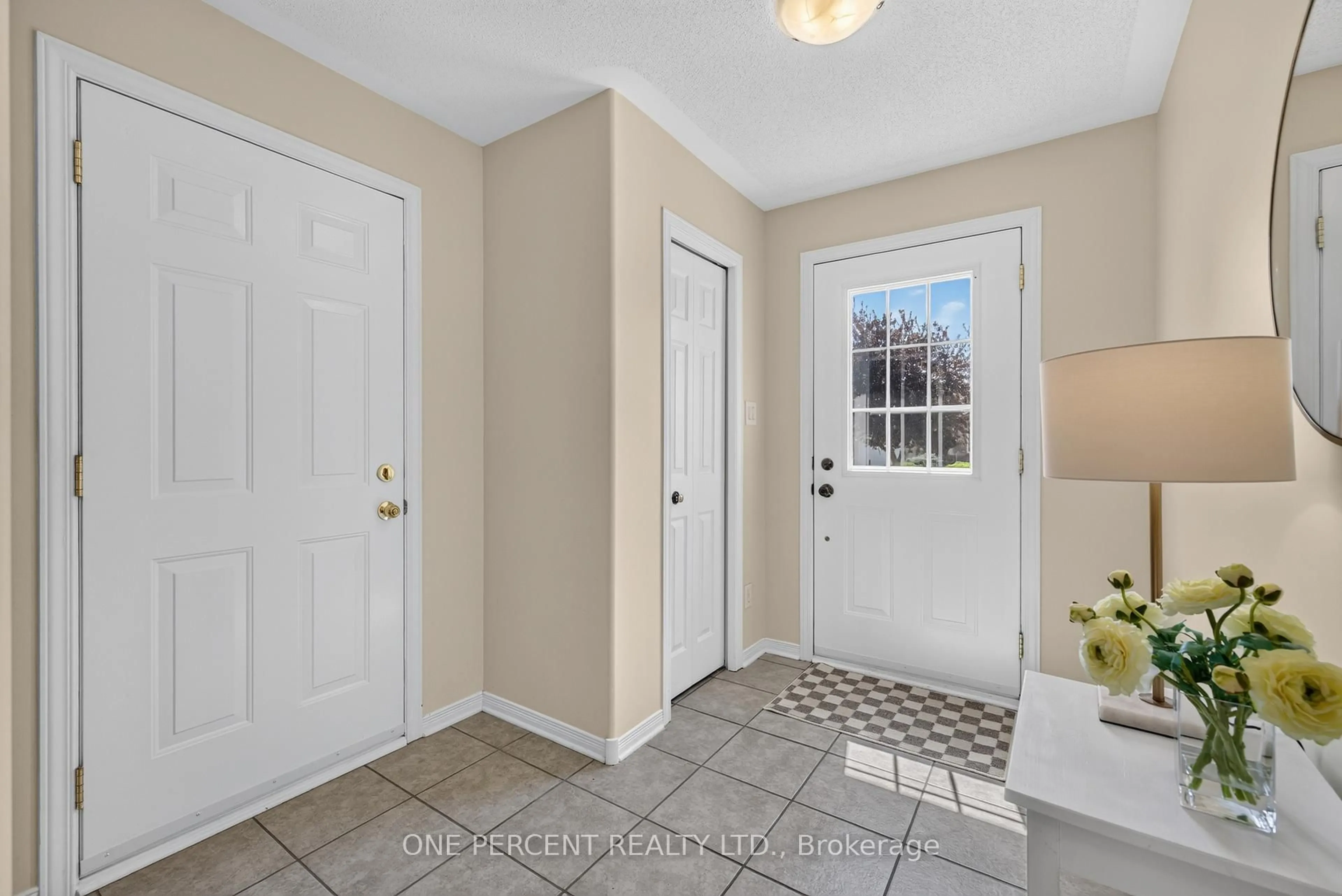 Indoor entryway for 17 Dr Gordon Cres, North Grenville Ontario K0G 1J0