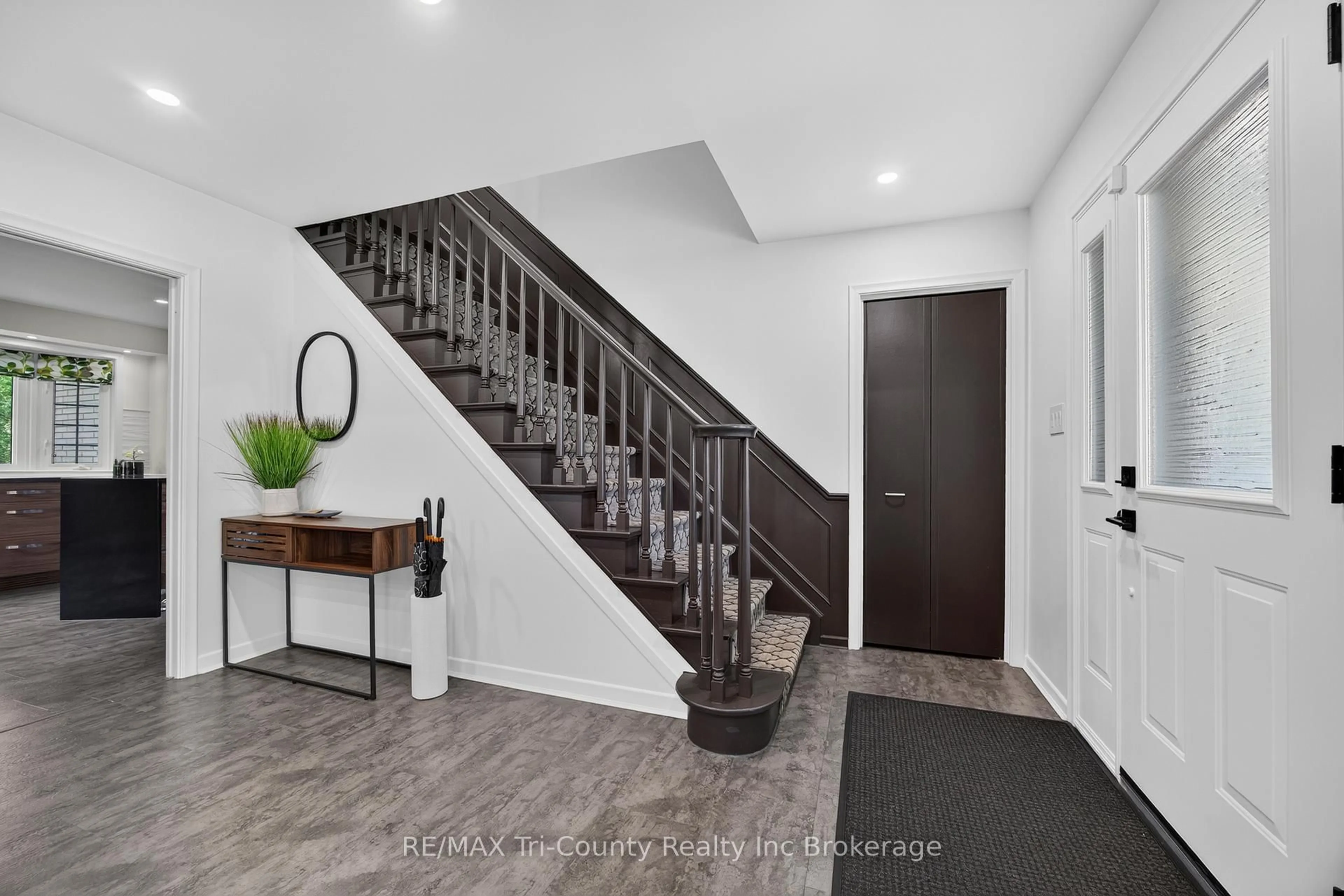 Indoor entryway for 25 Demeyere Ave, Tillsonburg Ontario N4G 4Y2