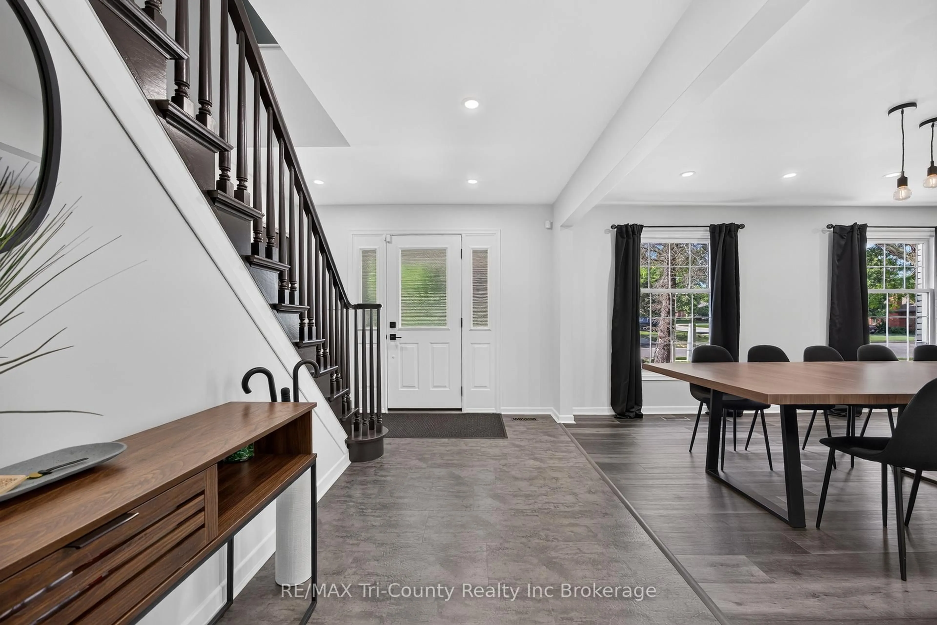 Indoor entryway for 25 Demeyere Ave, Tillsonburg Ontario N4G 4Y2
