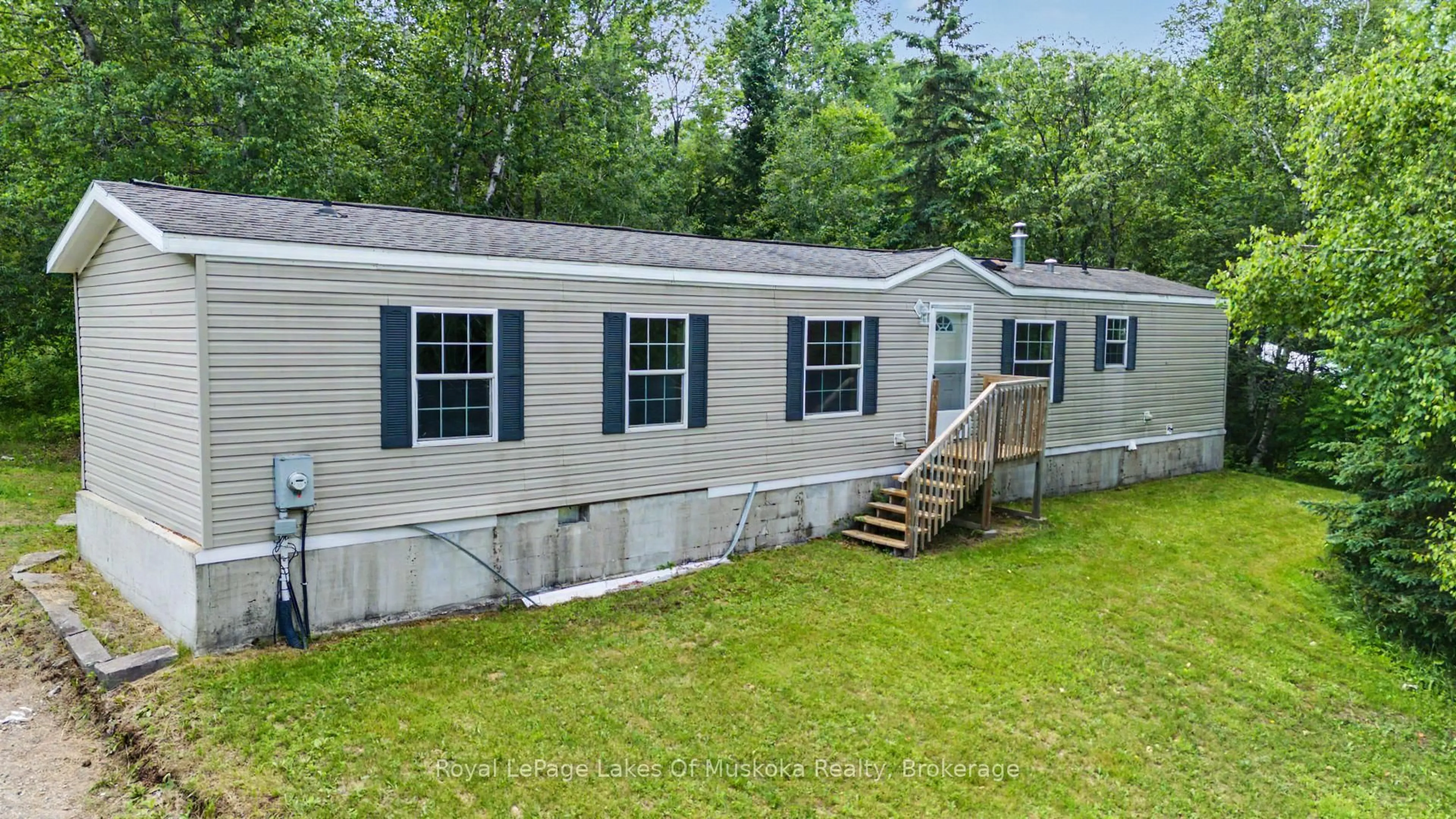 Home with vinyl exterior material, unknown for 726 592 Highway, Perry Ontario P0A 1J0