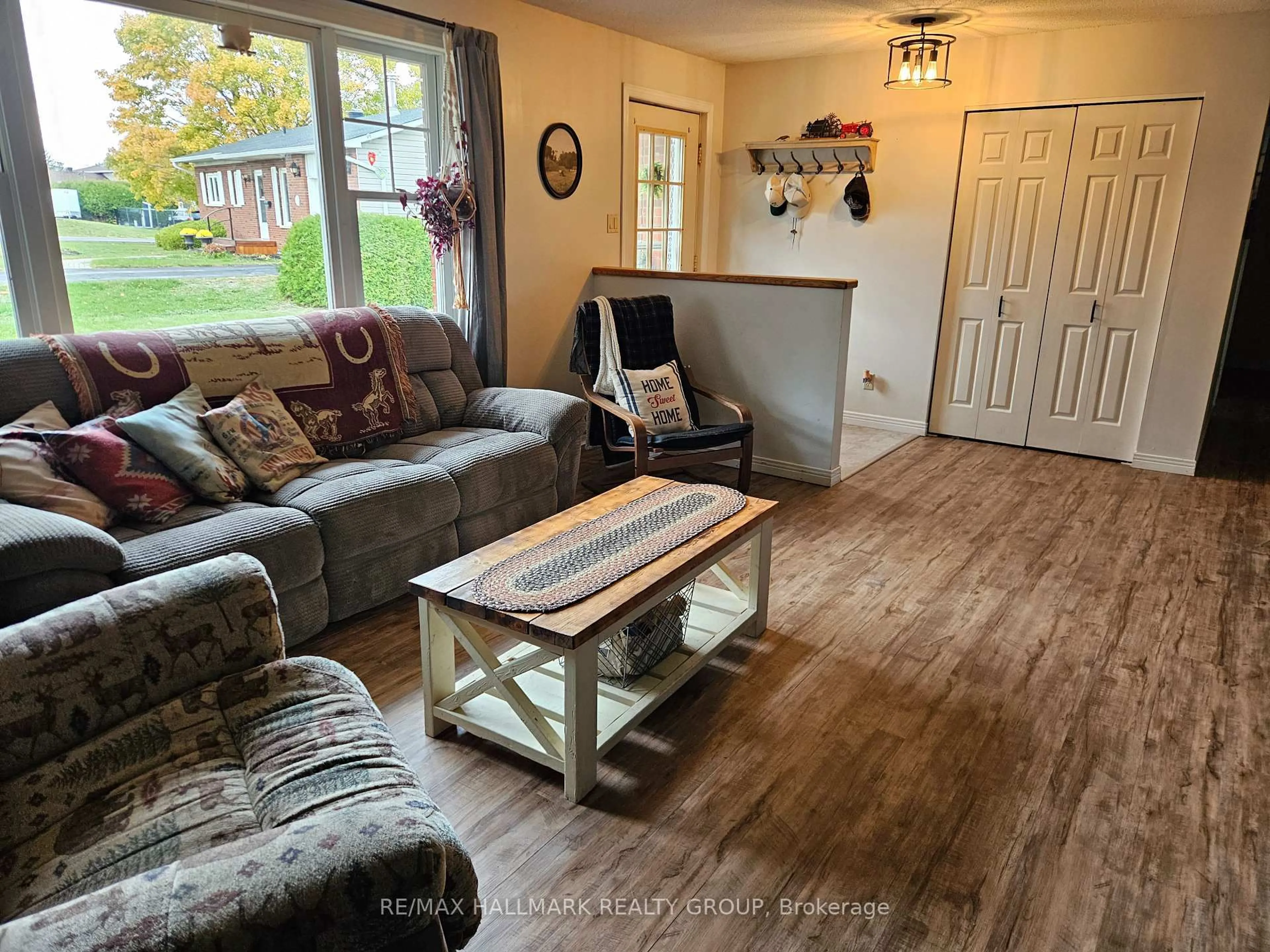 Living room with furniture, wood/laminate floor for 20 HILLTOP Cres, North Grenville Ontario K0G 1J0