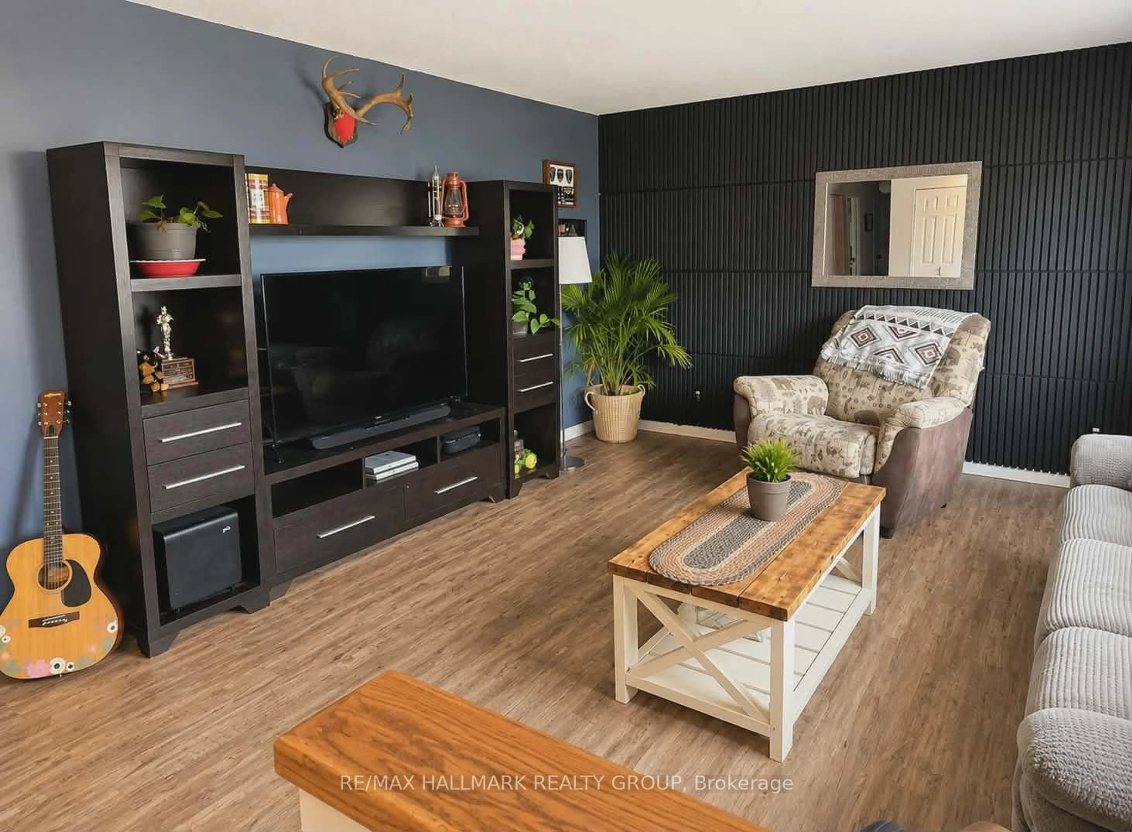Living room with furniture, wood/laminate floor for 20 HILLTOP Cres, North Grenville Ontario K0G 1J0