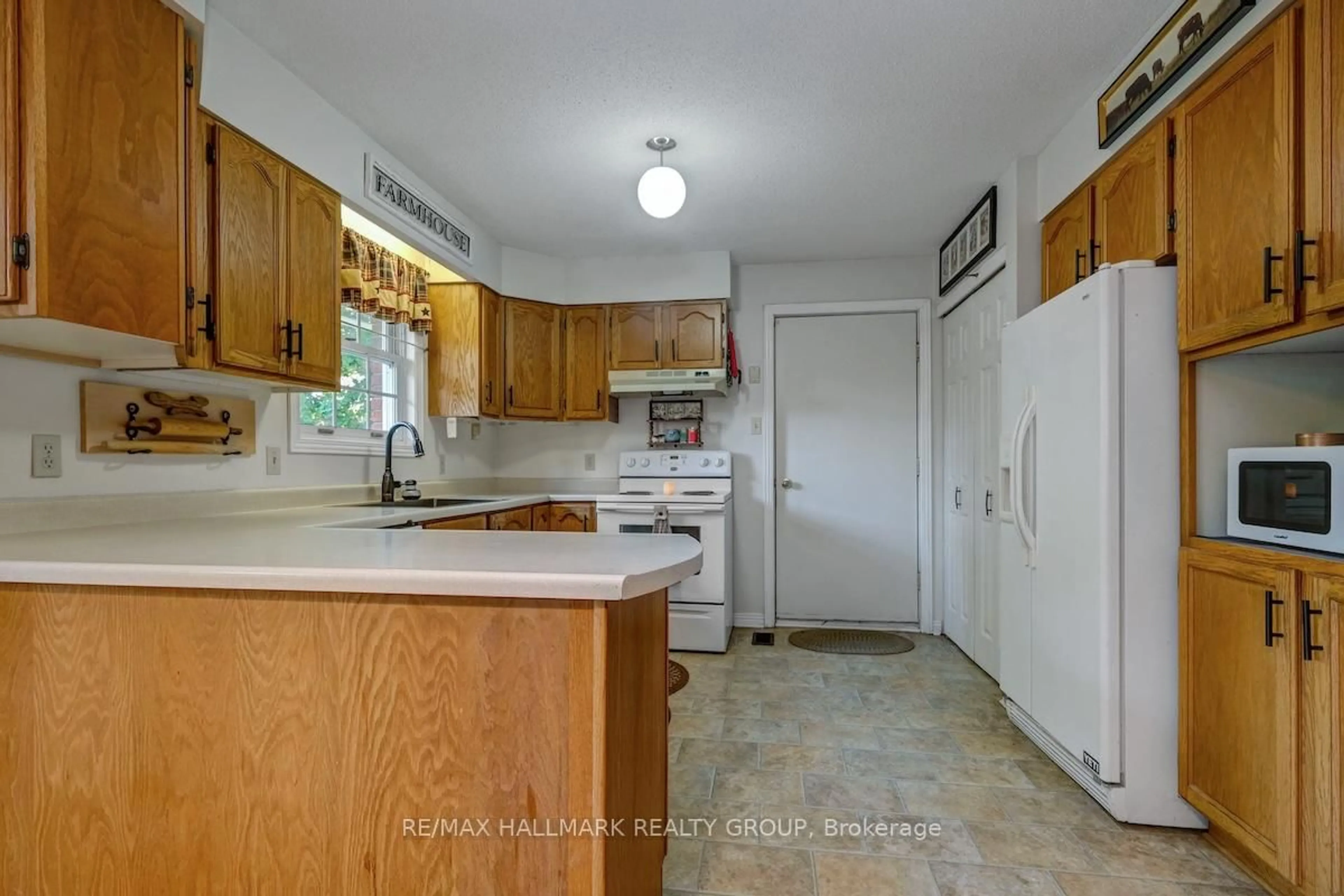 Standard kitchen, ceramic/tile floor for 20 HILLTOP Cres, North Grenville Ontario K0G 1J0
